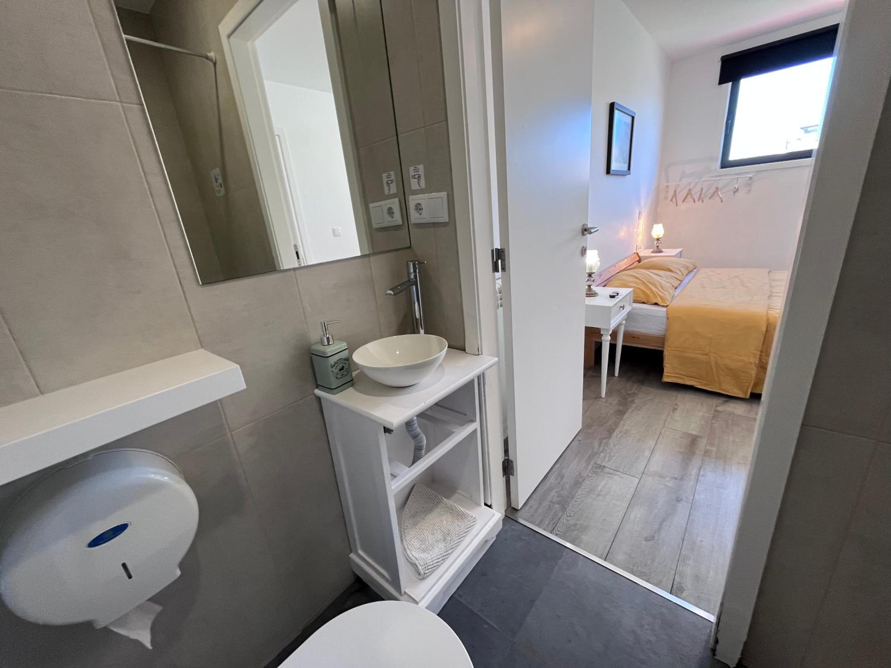 Double Room with Private Bathroom - Photo 25