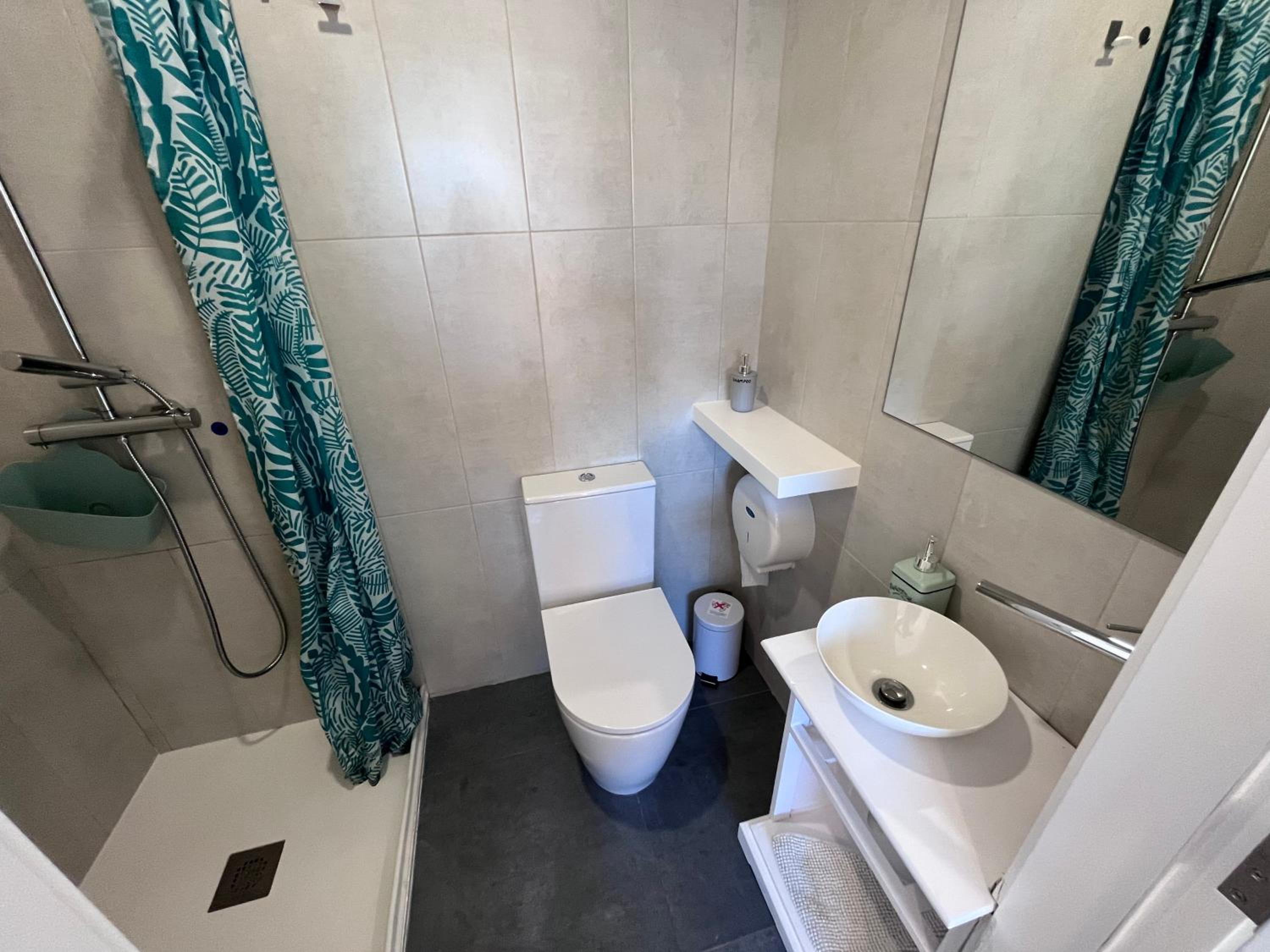 Double Room with Private Bathroom - Photo 23