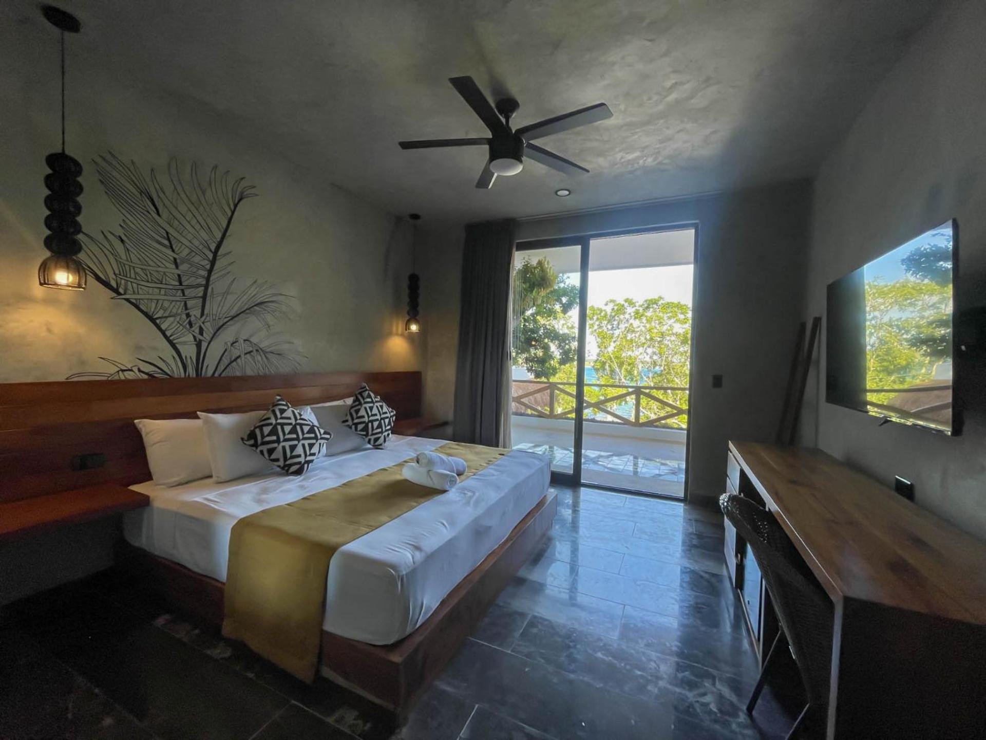 King Room with Lake View - Photo 10