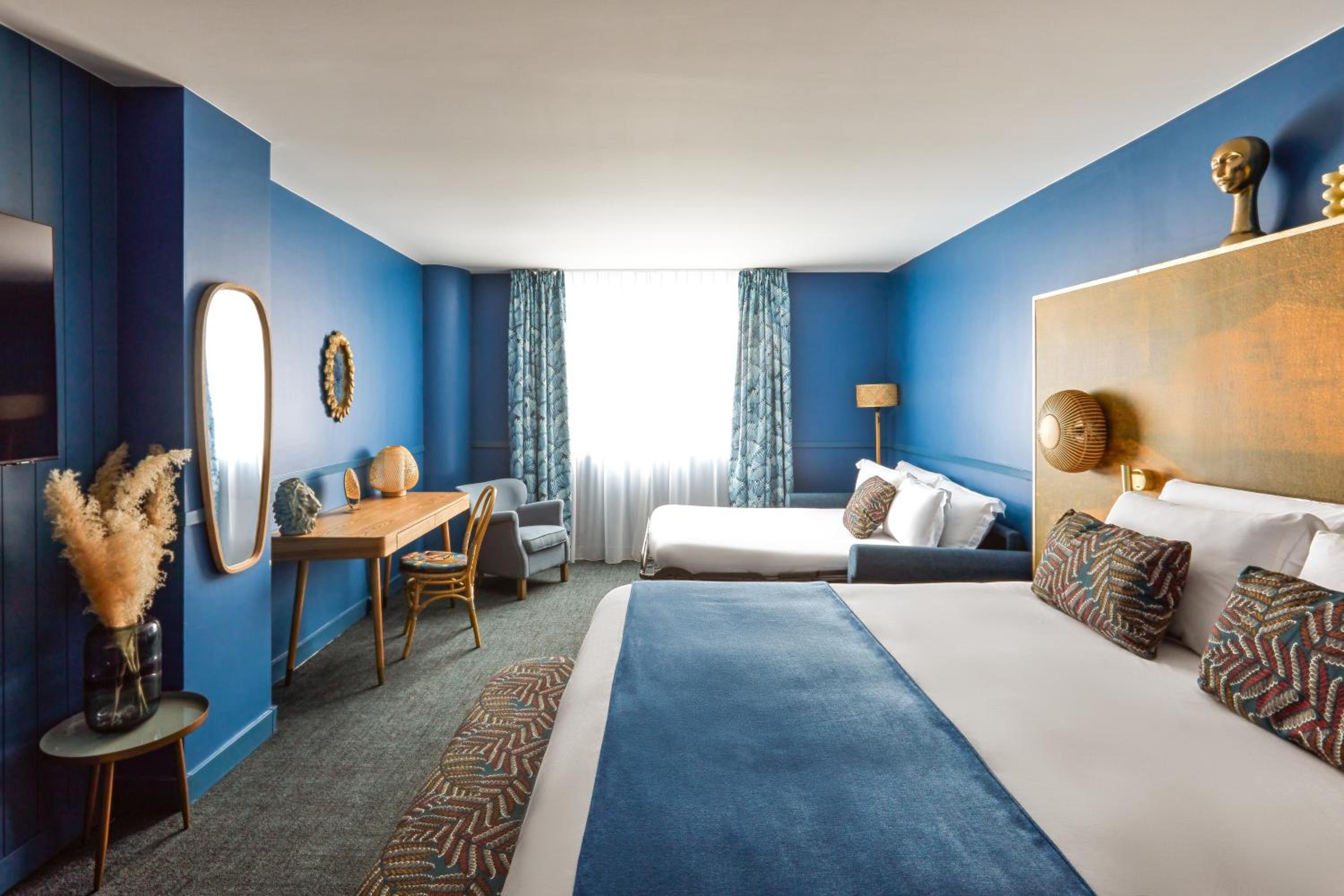 Premium King Room with Sofa Bed - Photo 3