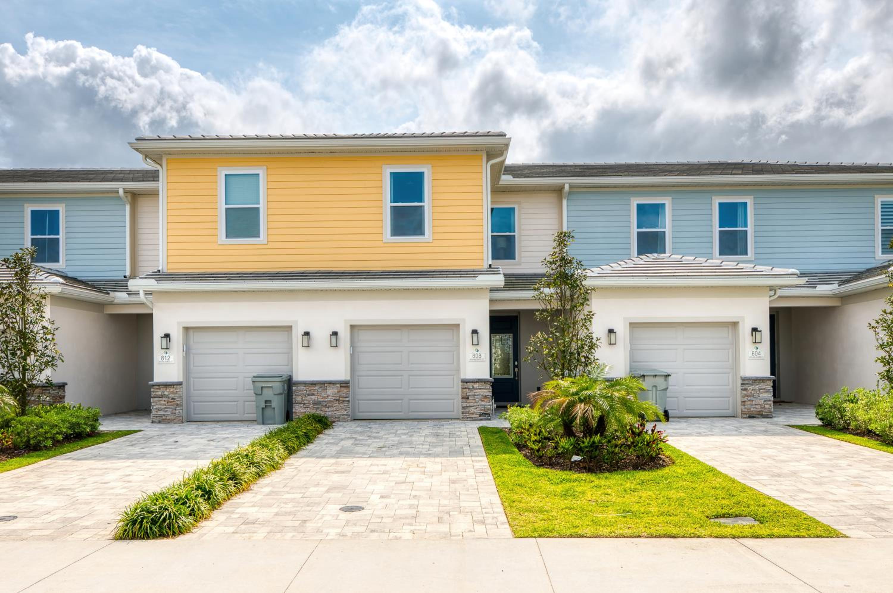 3 Bedroom Luxury Townhome w/Patio - Photo 14