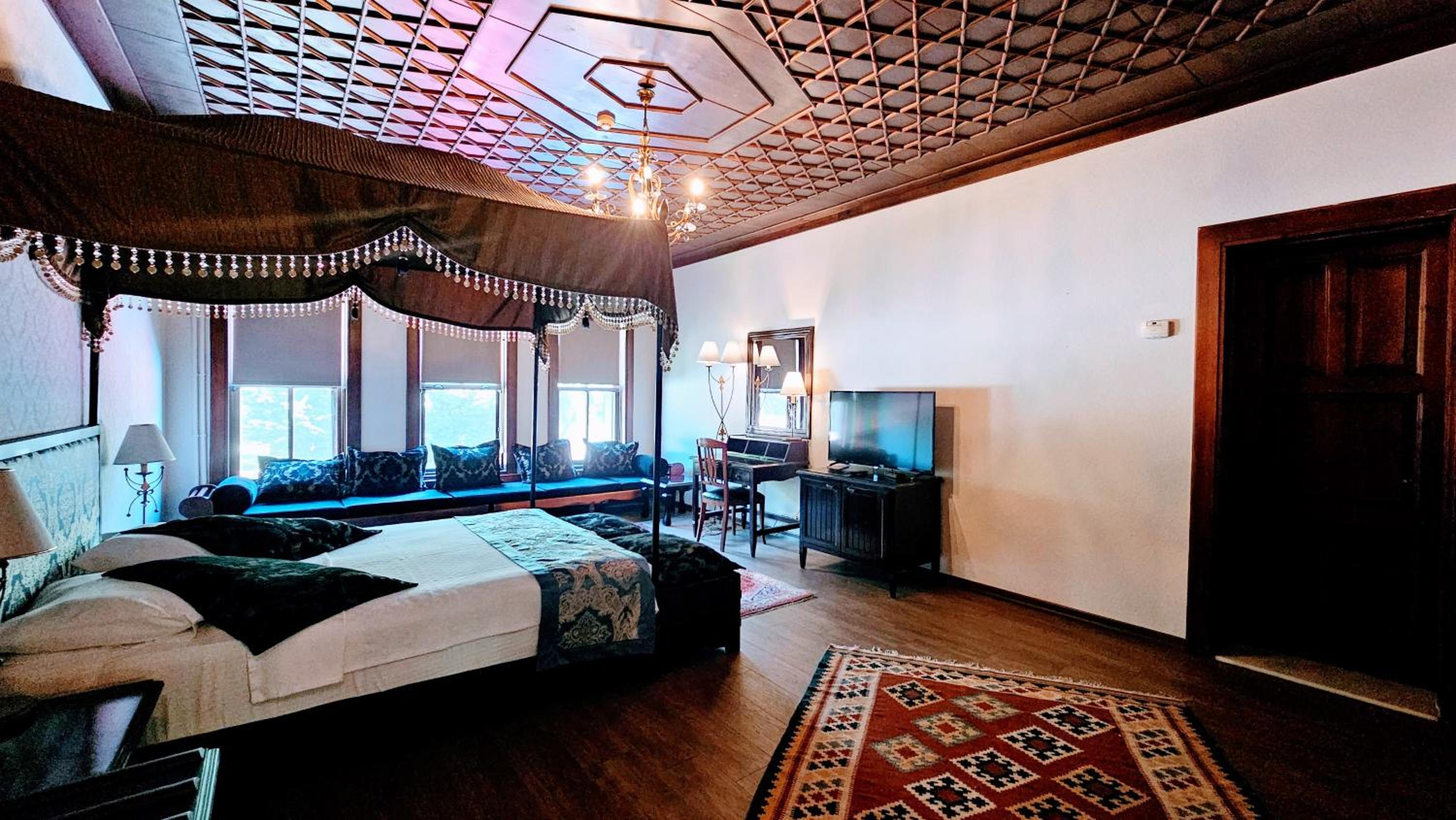 Queen Room photo 2