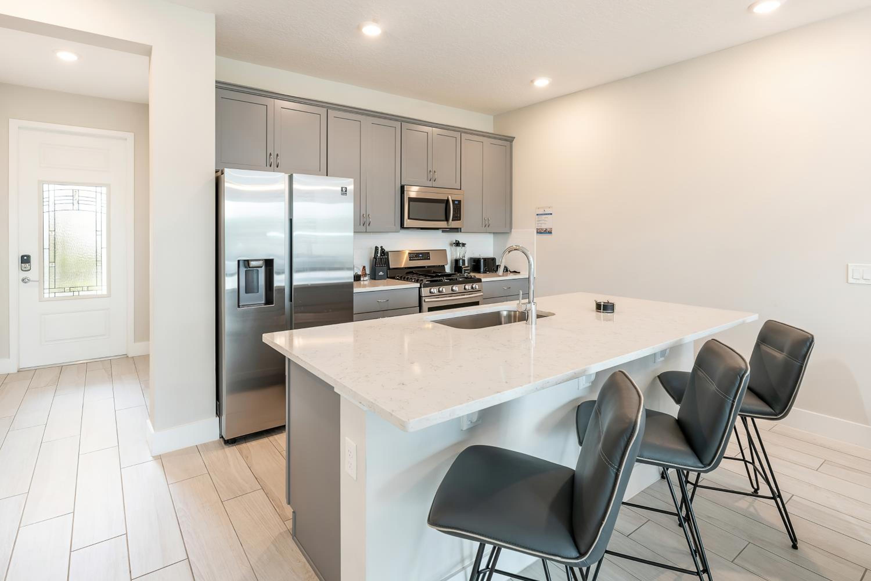 3 Bedroom Luxury Townhome w/Patio - Photo 2