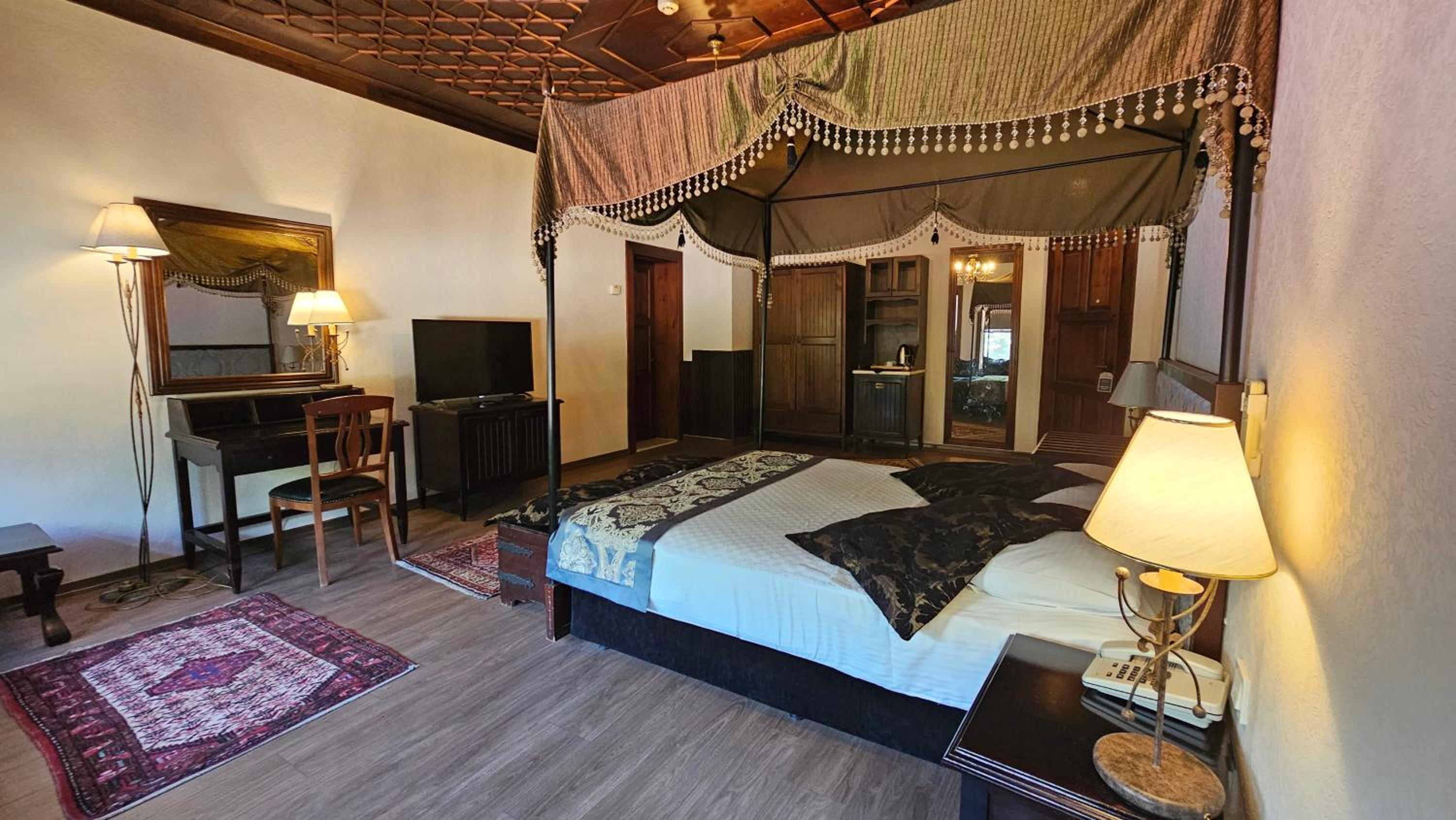 Queen Room photo 1