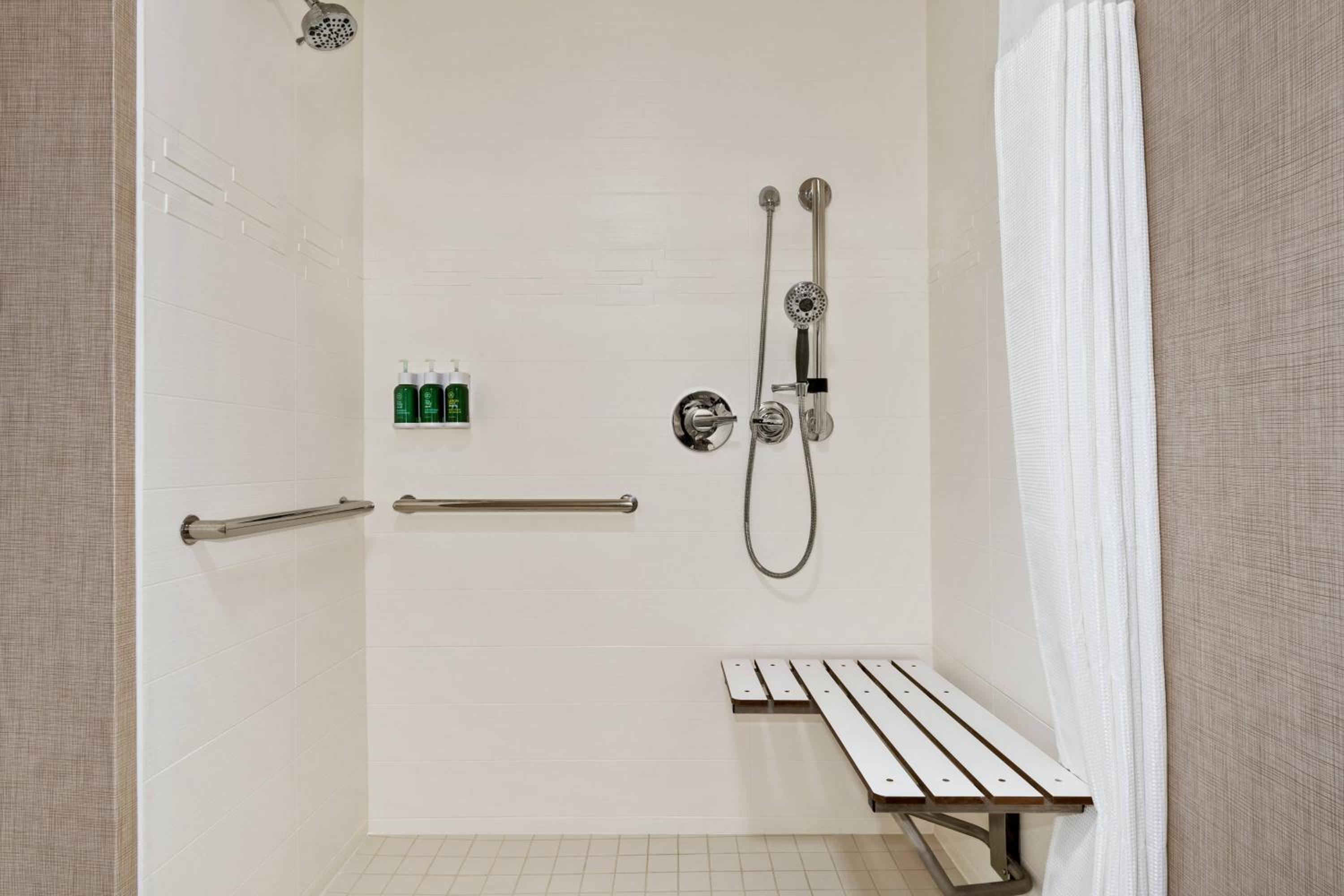 Two-Bedroom Suite - Photo 4