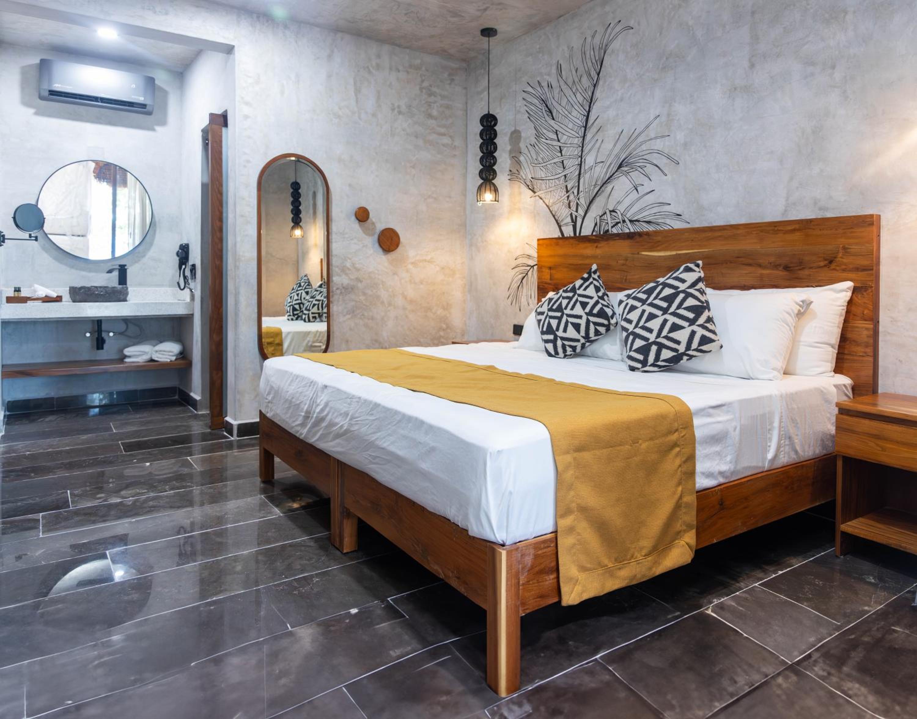King Room with Lake View - Photo 9