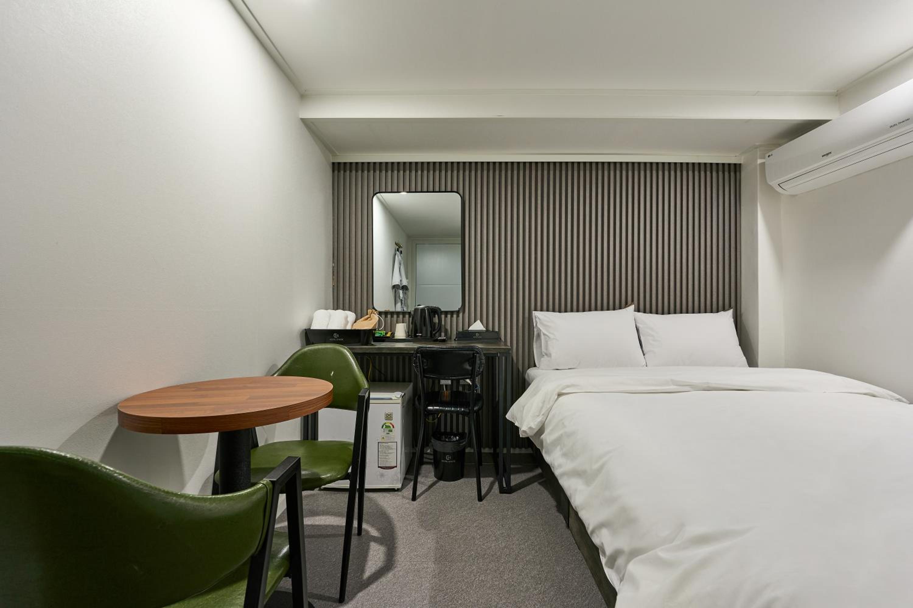 Standard Double Room - Photo 8