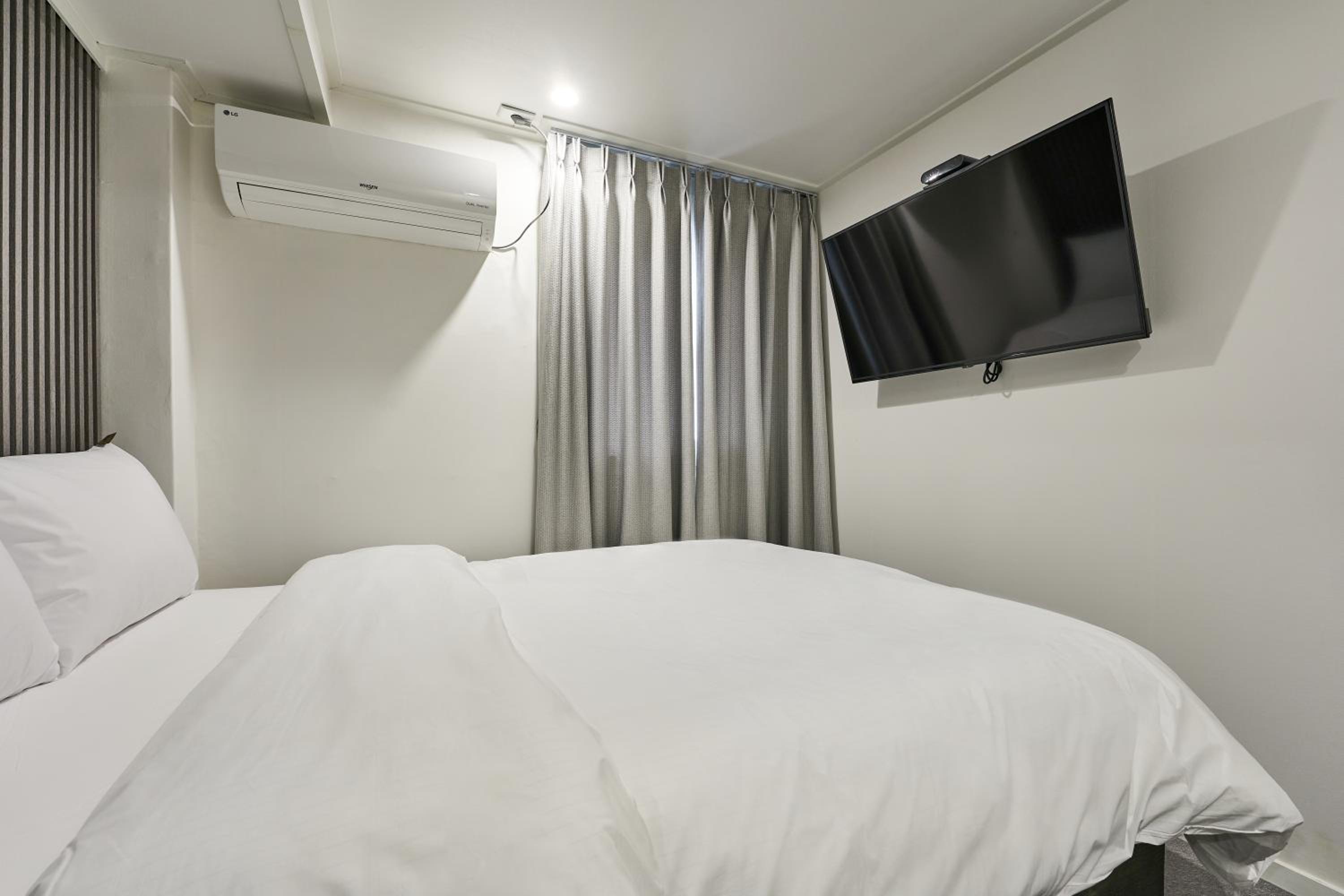 Standard Double Room - Photo 10