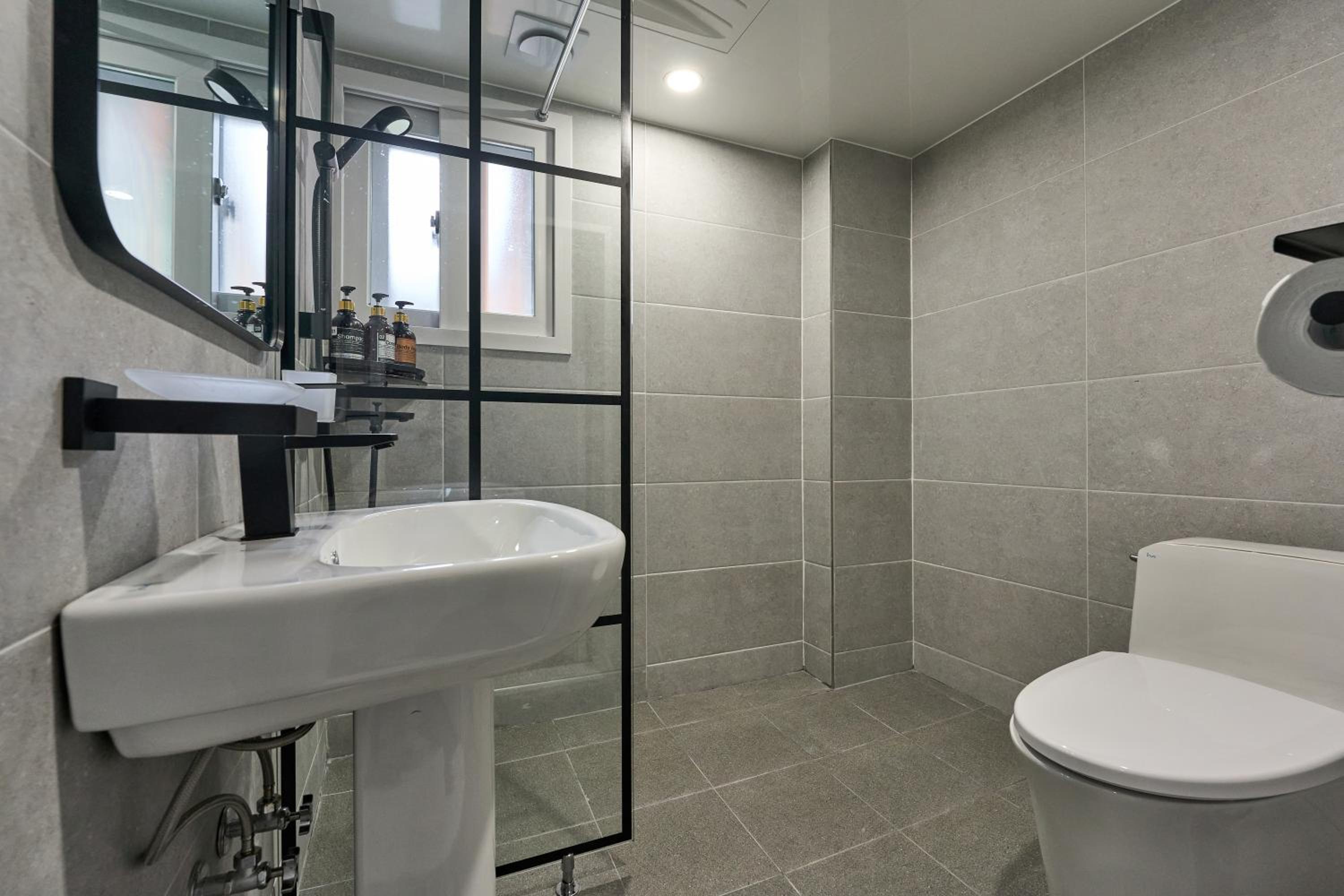 Standard Double Room - Photo 7