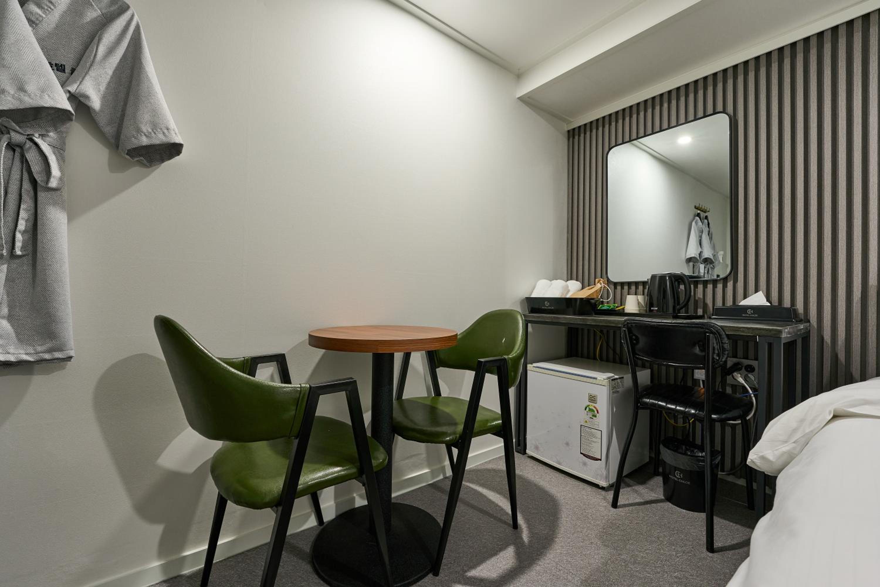 Standard Double Room - Photo 13
