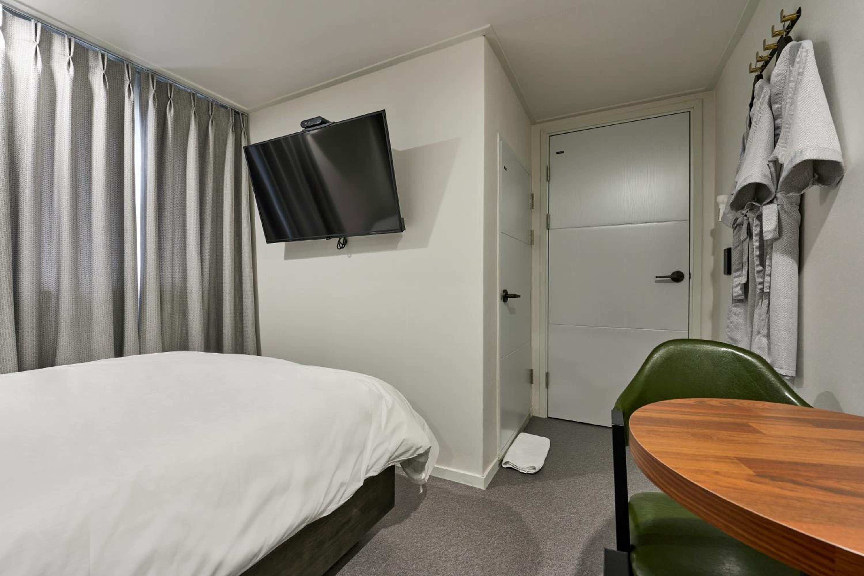 Standard Double Room - Photo 12