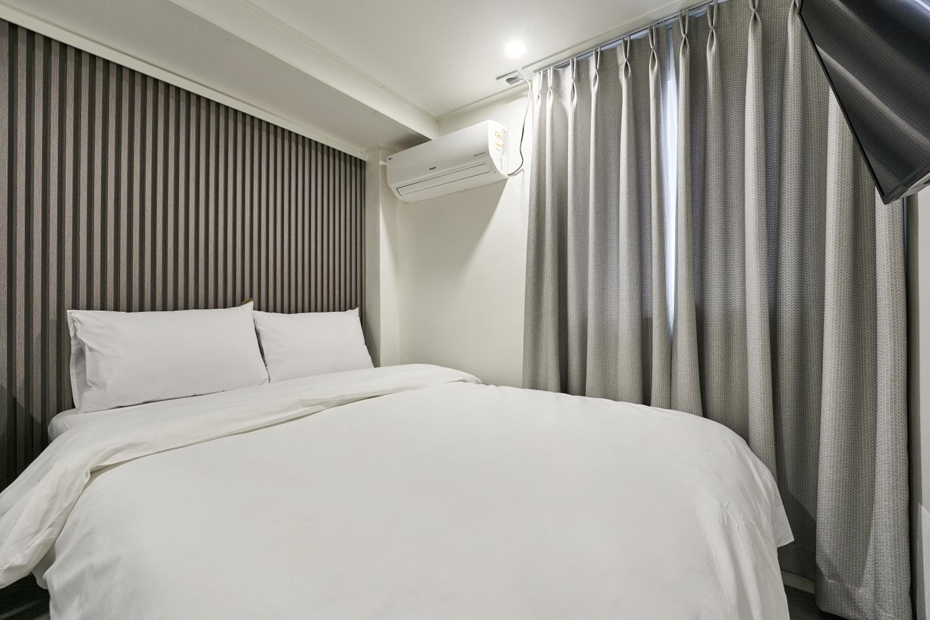 Standard Double Room - Photo 11