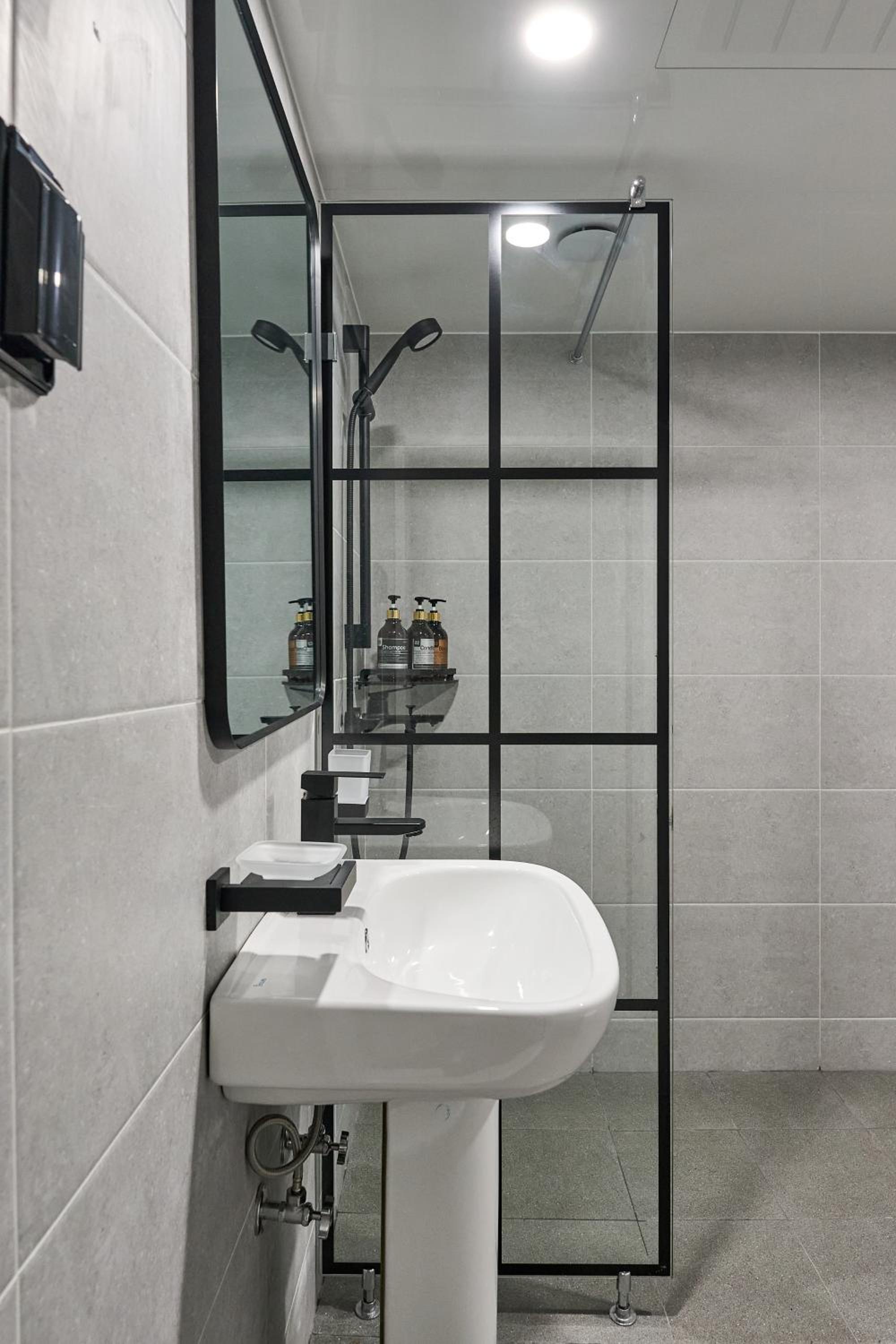 Standard Twin Room - Photo 6