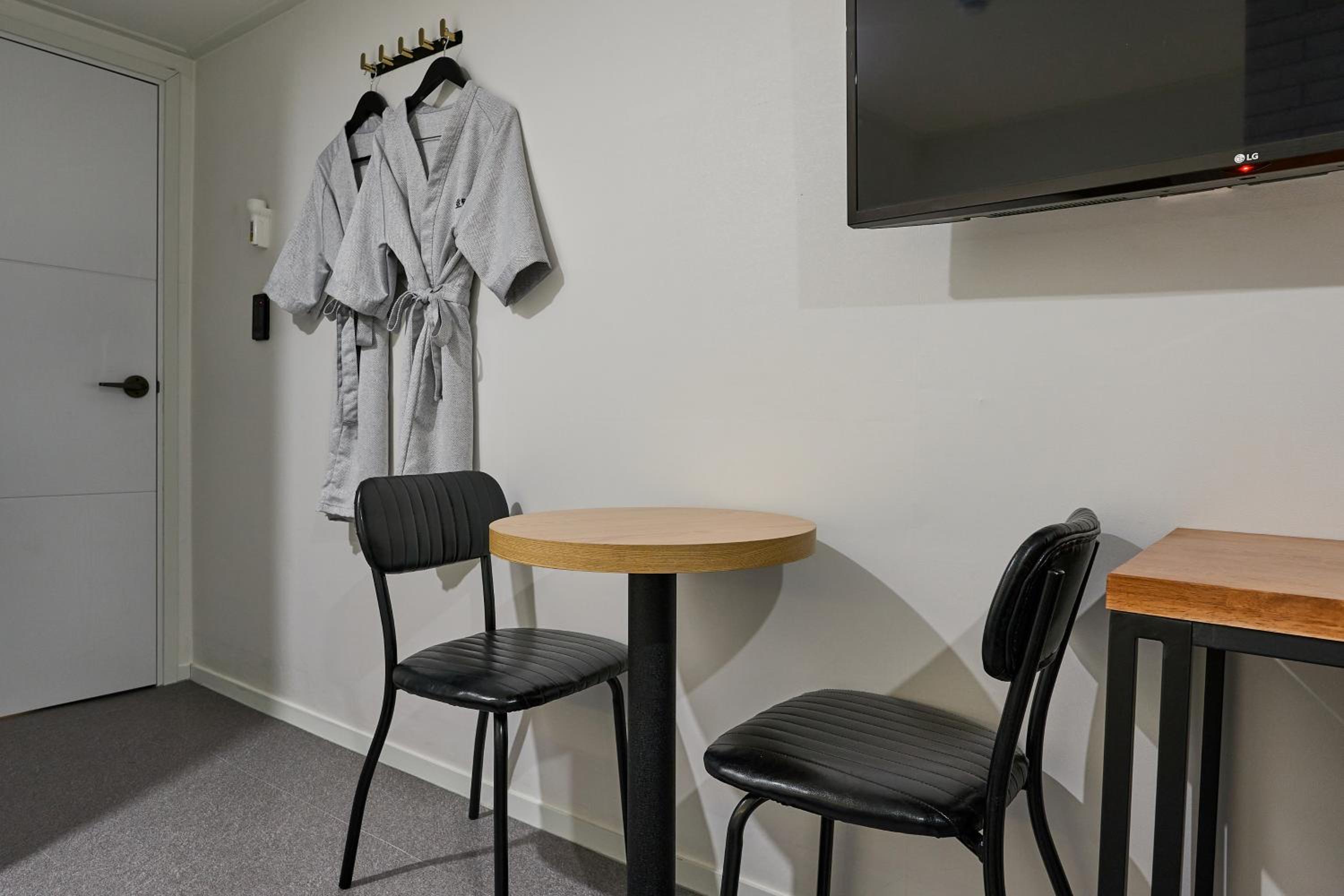 Standard Twin Room - Photo 4