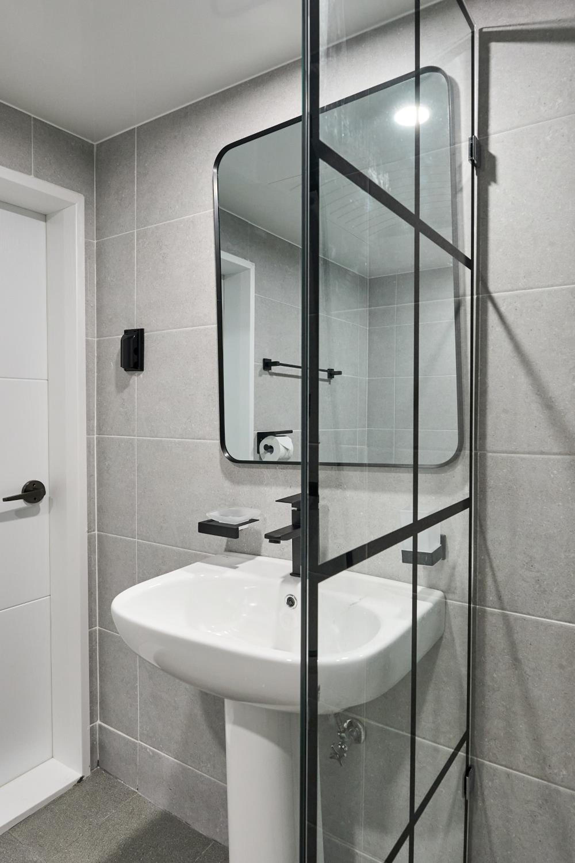 Standard Twin Room - Photo 8