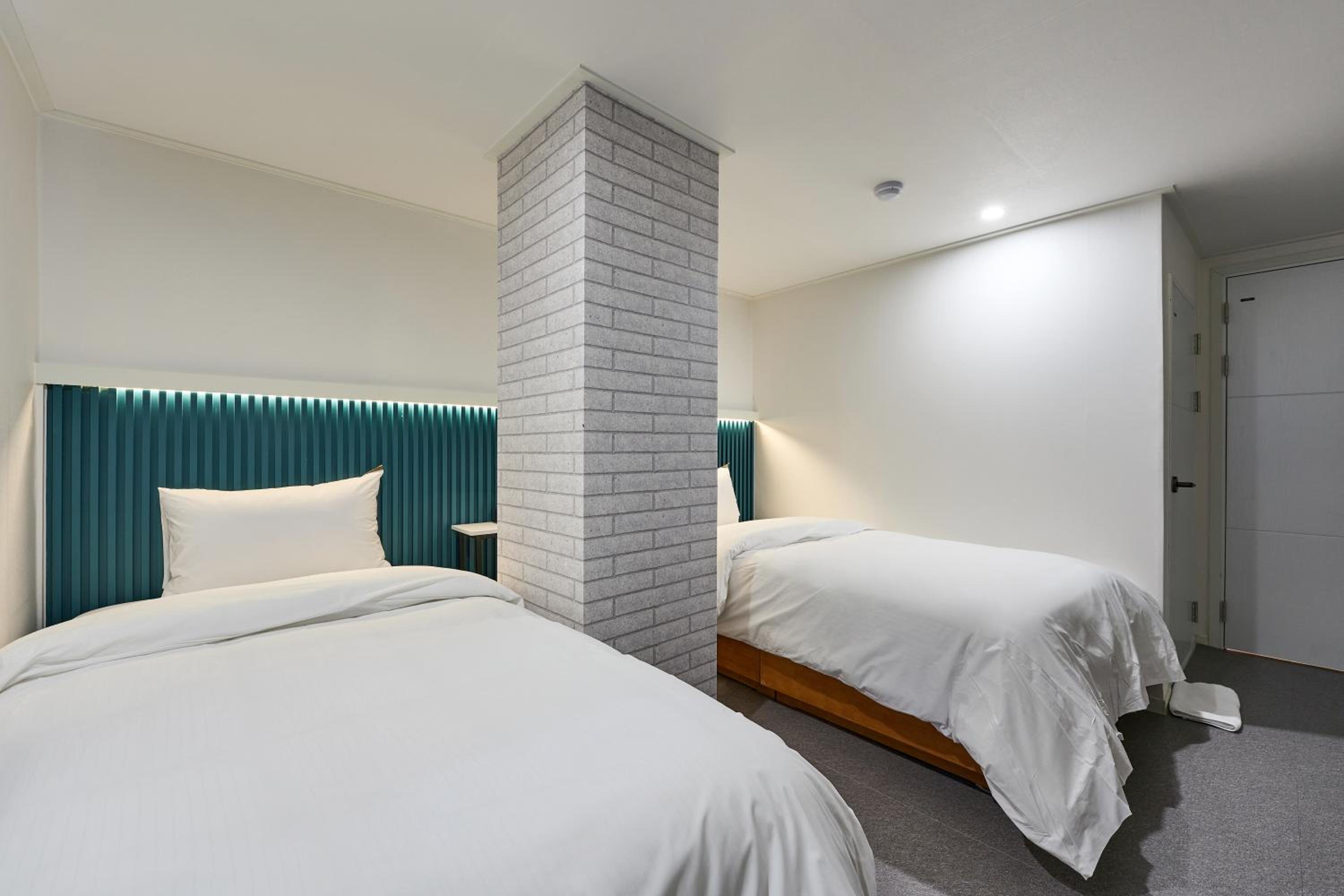 Standard Twin Room - Photo 2