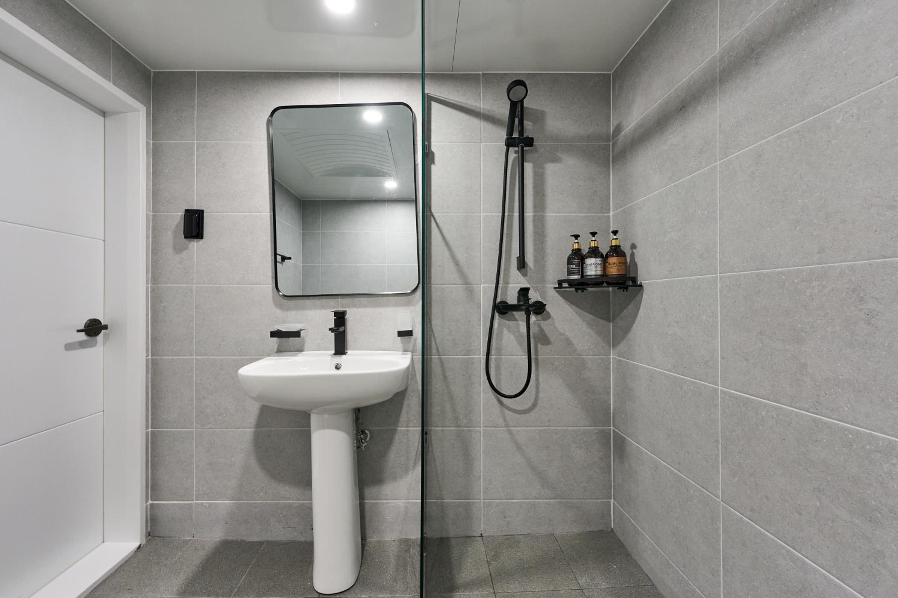 Standard Twin Room - Photo 11