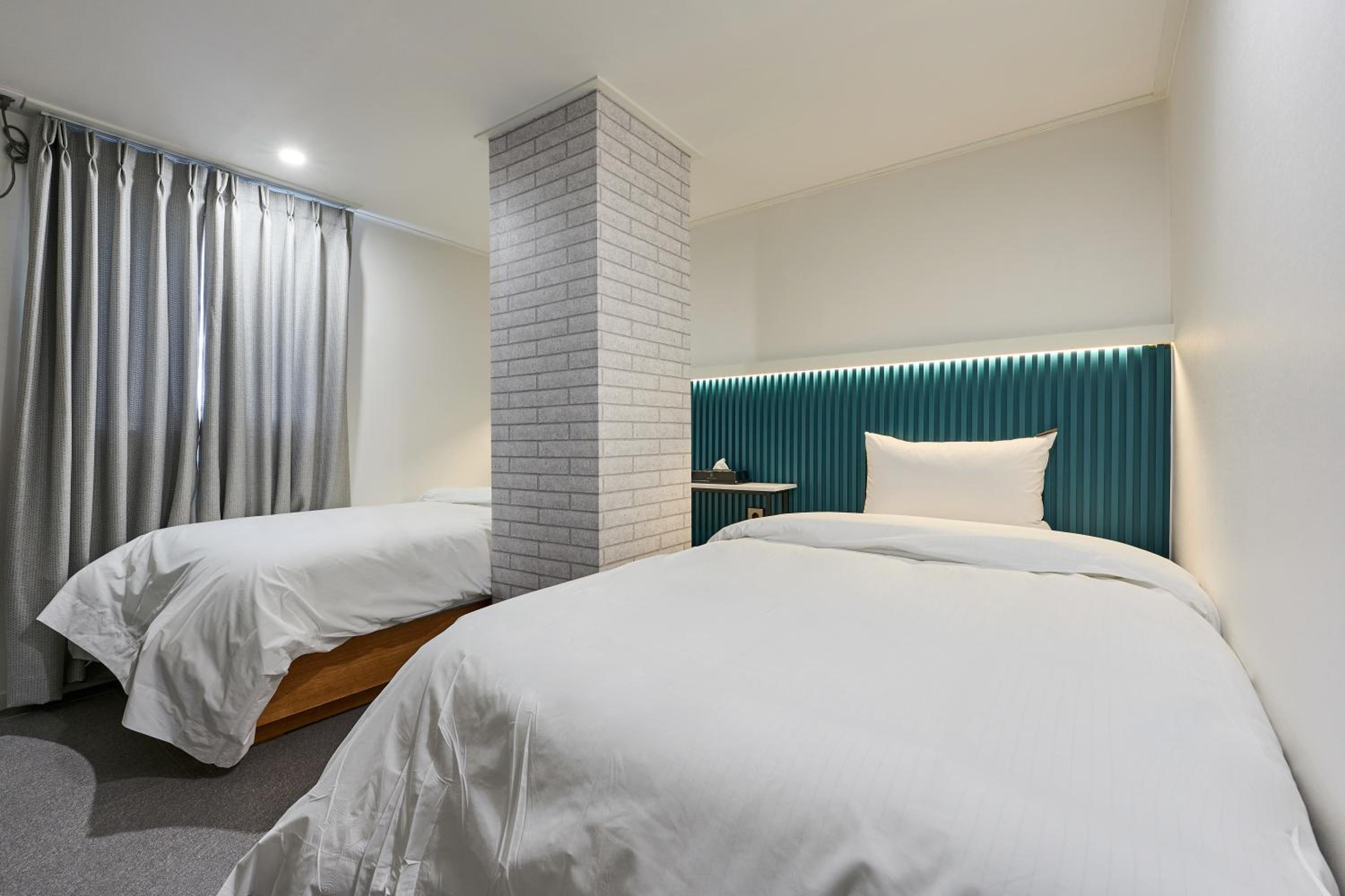 Standard Twin Room - Photo 15