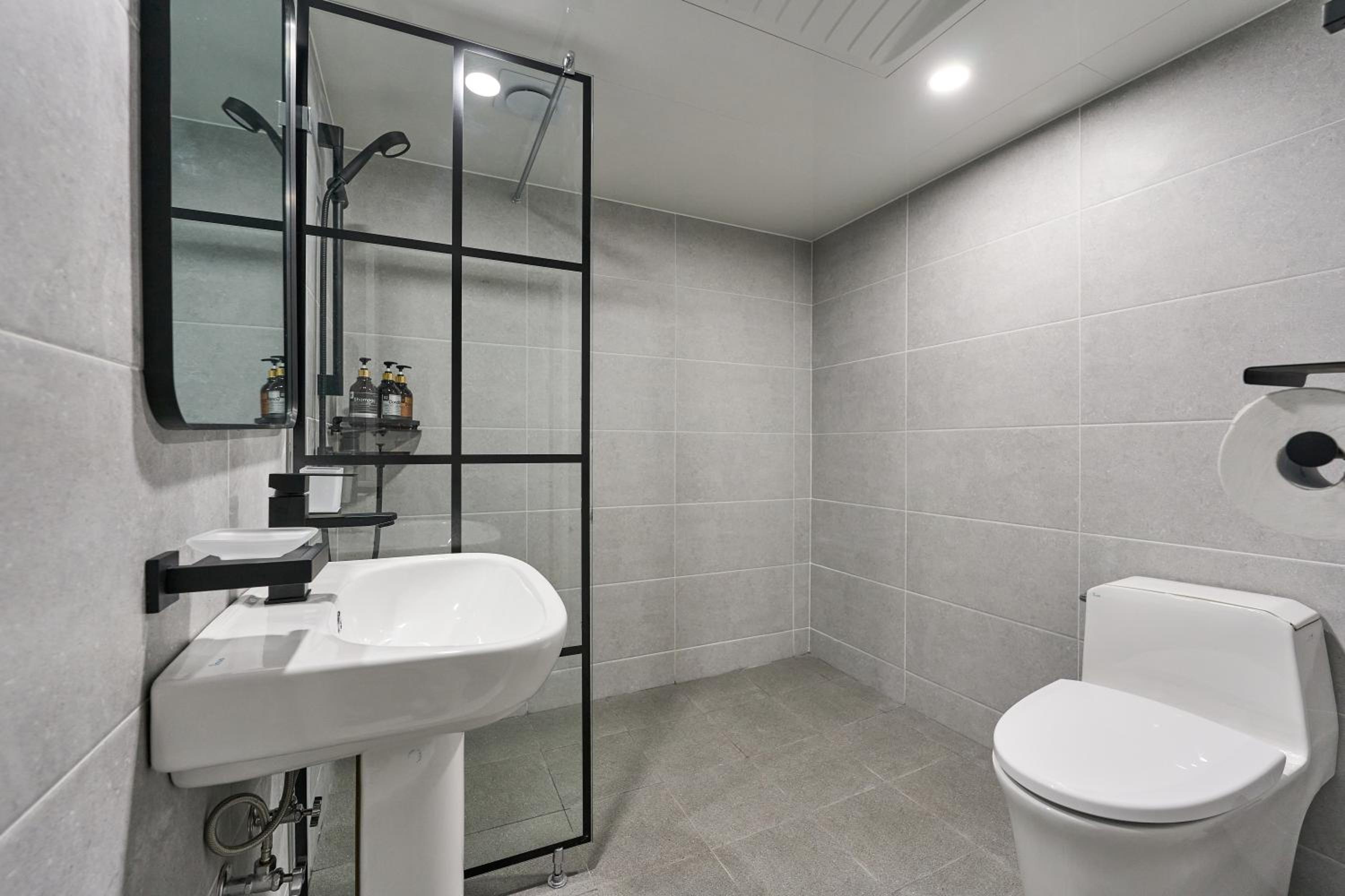Standard Twin Room - Photo 9