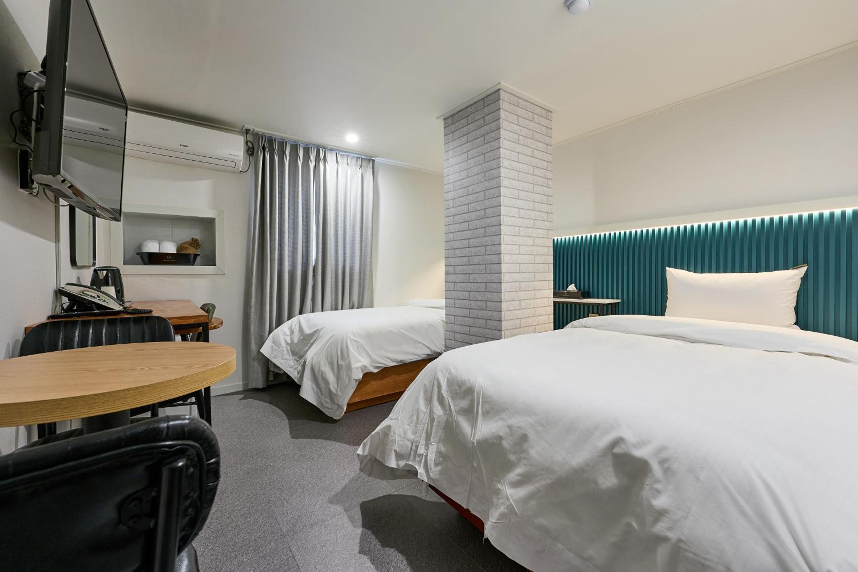 Standard Twin Room - Photo 1