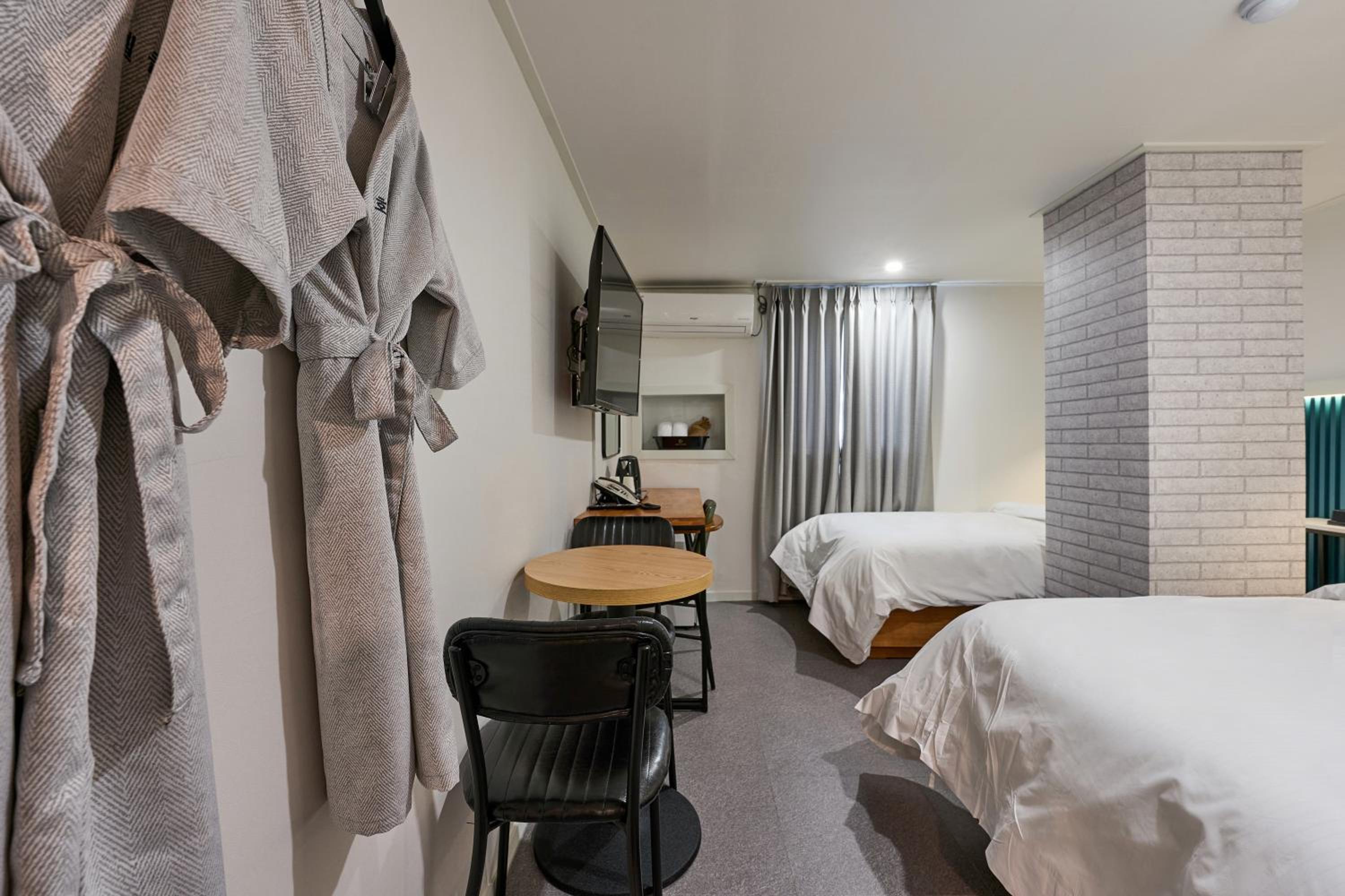 Standard Twin Room - Photo 3