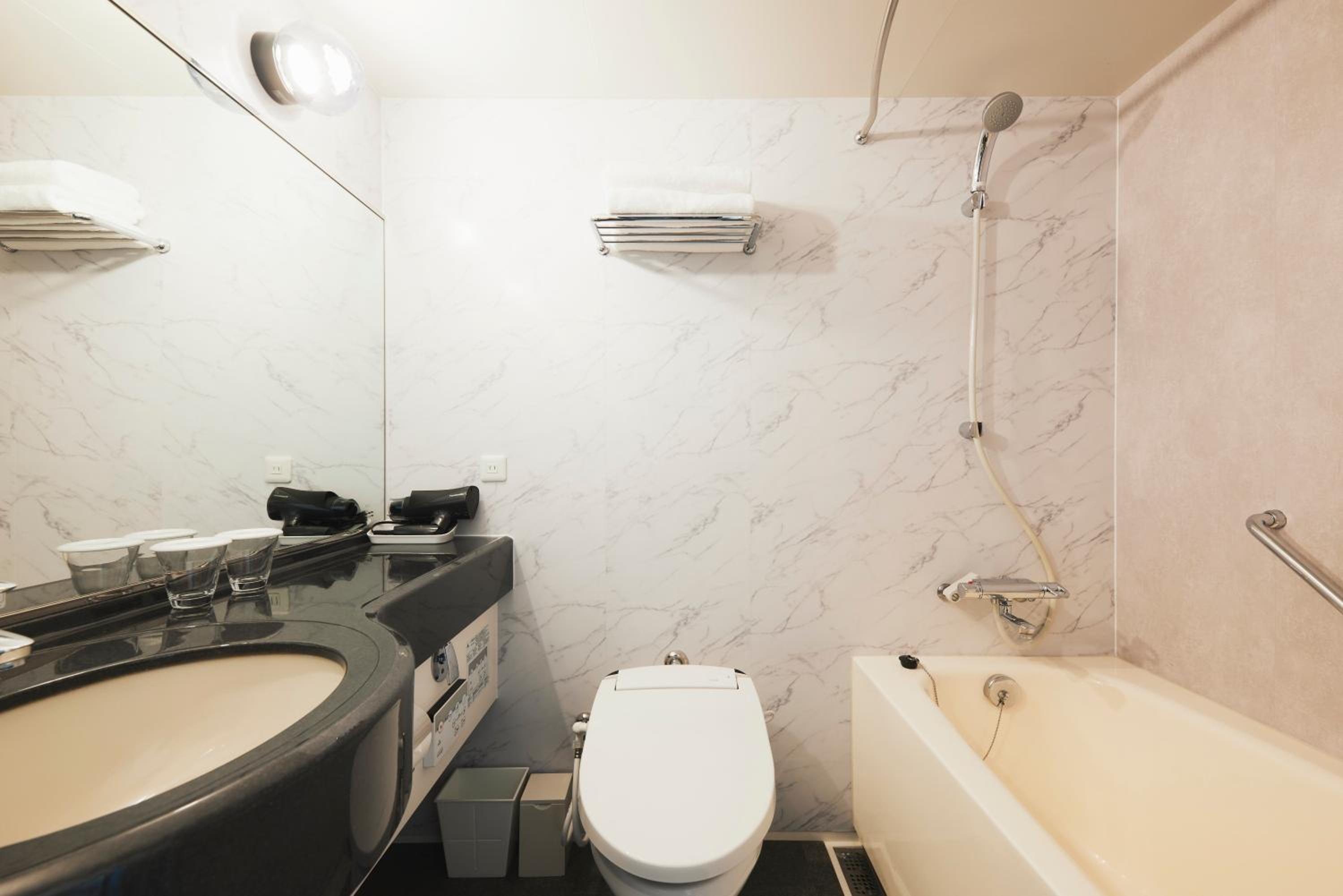 Deluxe Twin Room - Non-Smoking photo 2
