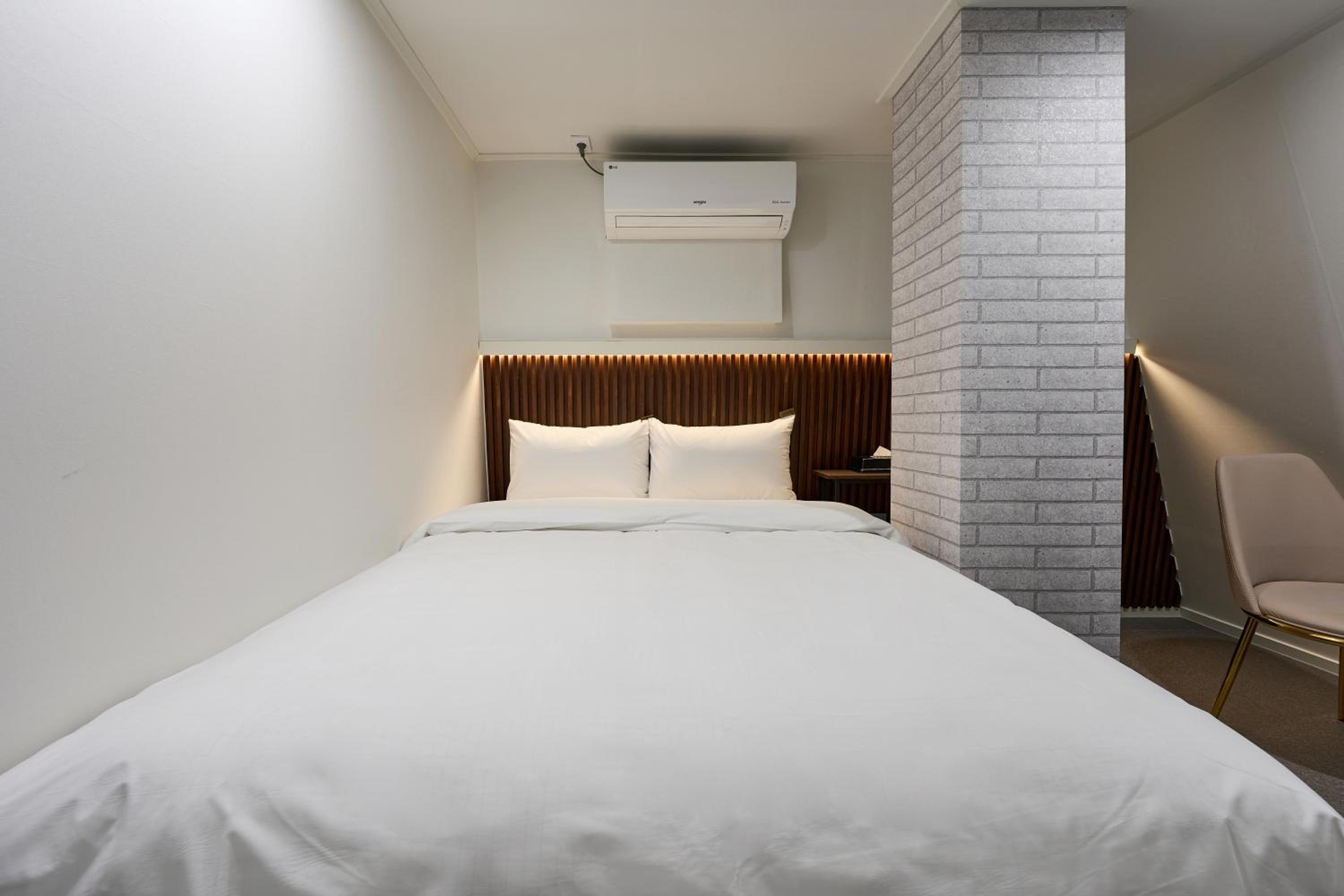 Deluxe Double Room - Photo 9