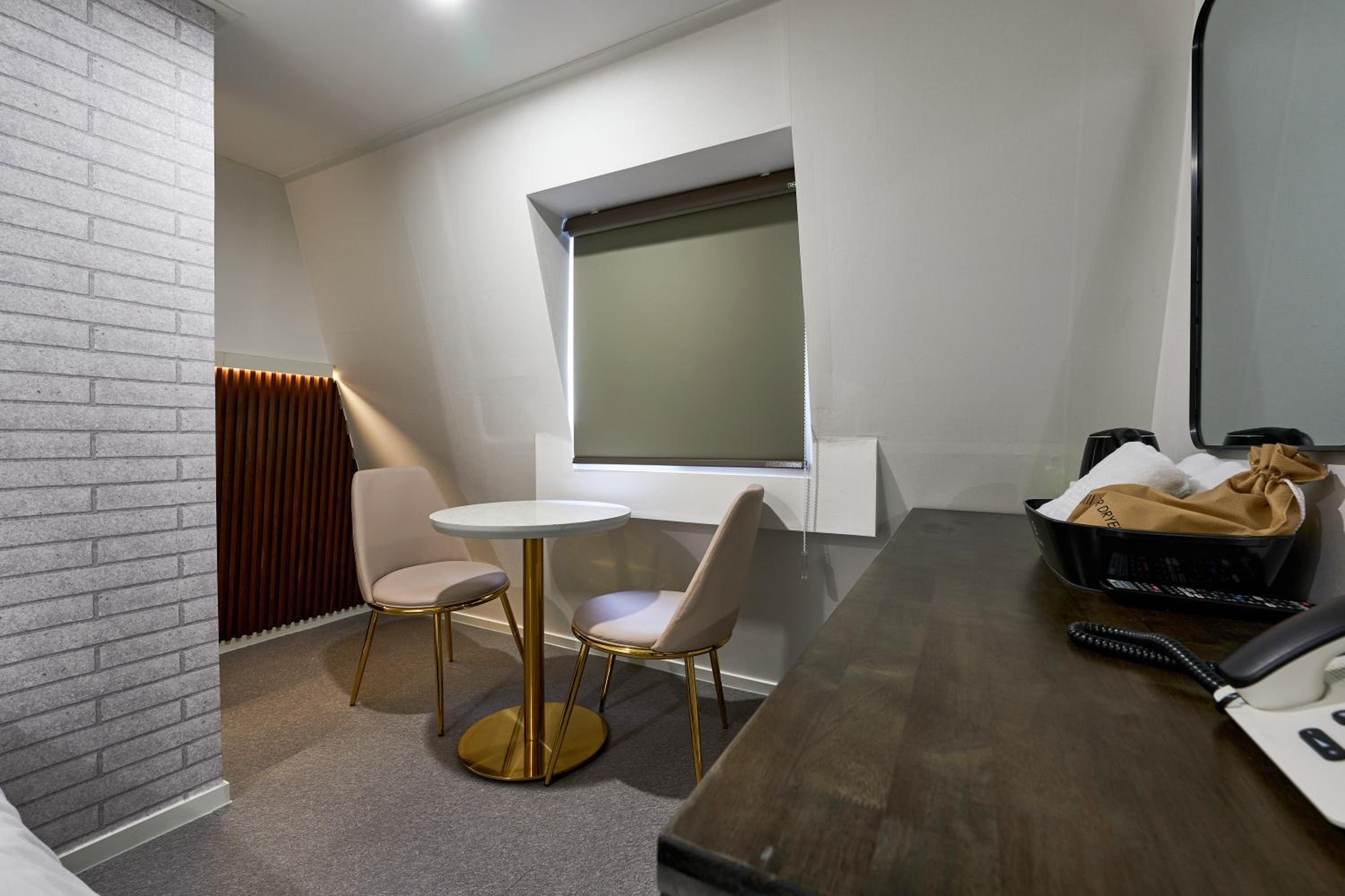 Deluxe Double Room - Photo 13
