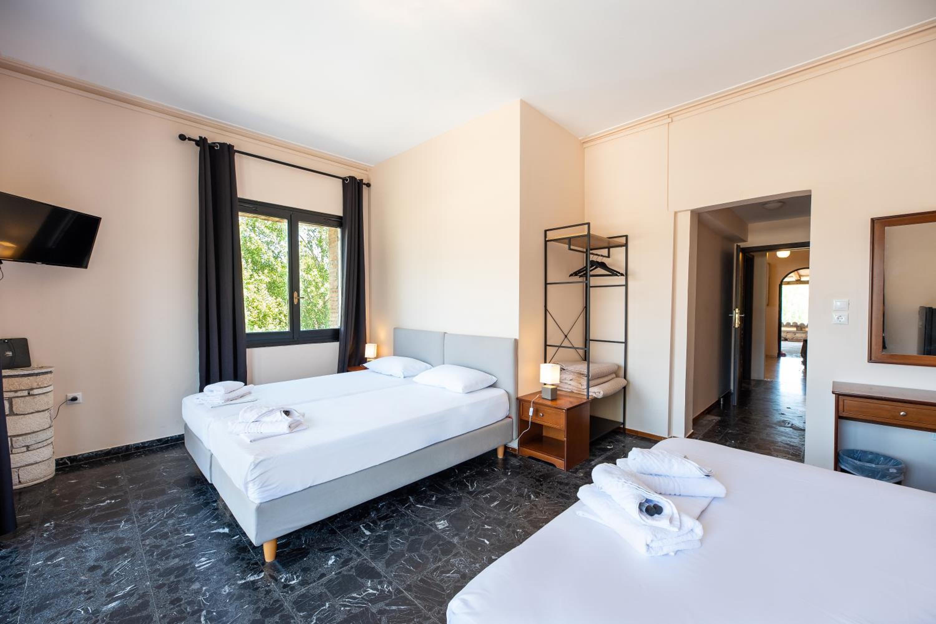 Apartment with Terrace - Photo 10