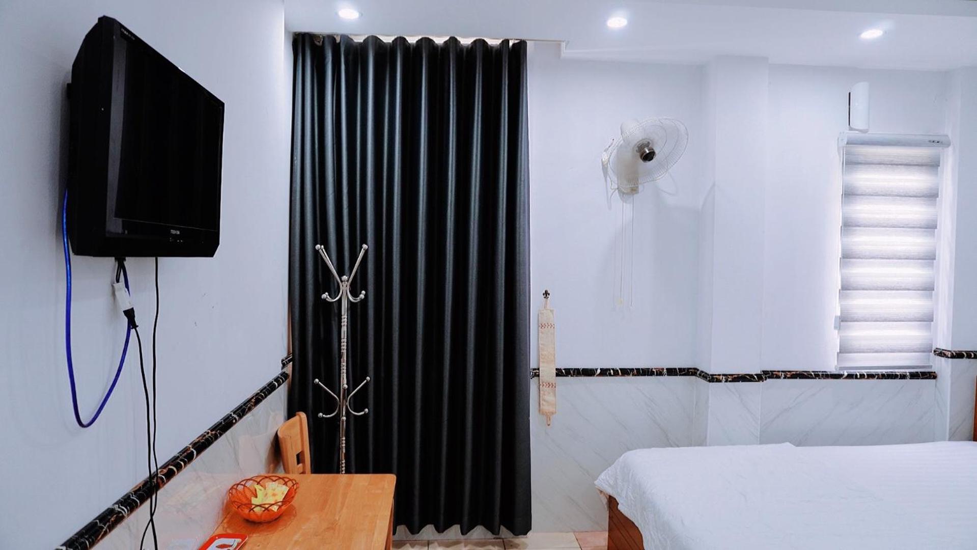 Standard Queen Room with Two Queen Beds photo 3