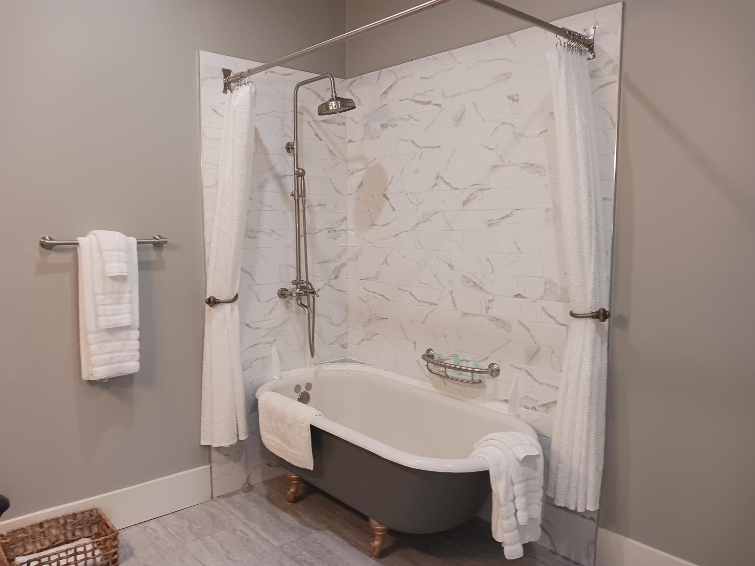 Deluxe King Suite photo 3