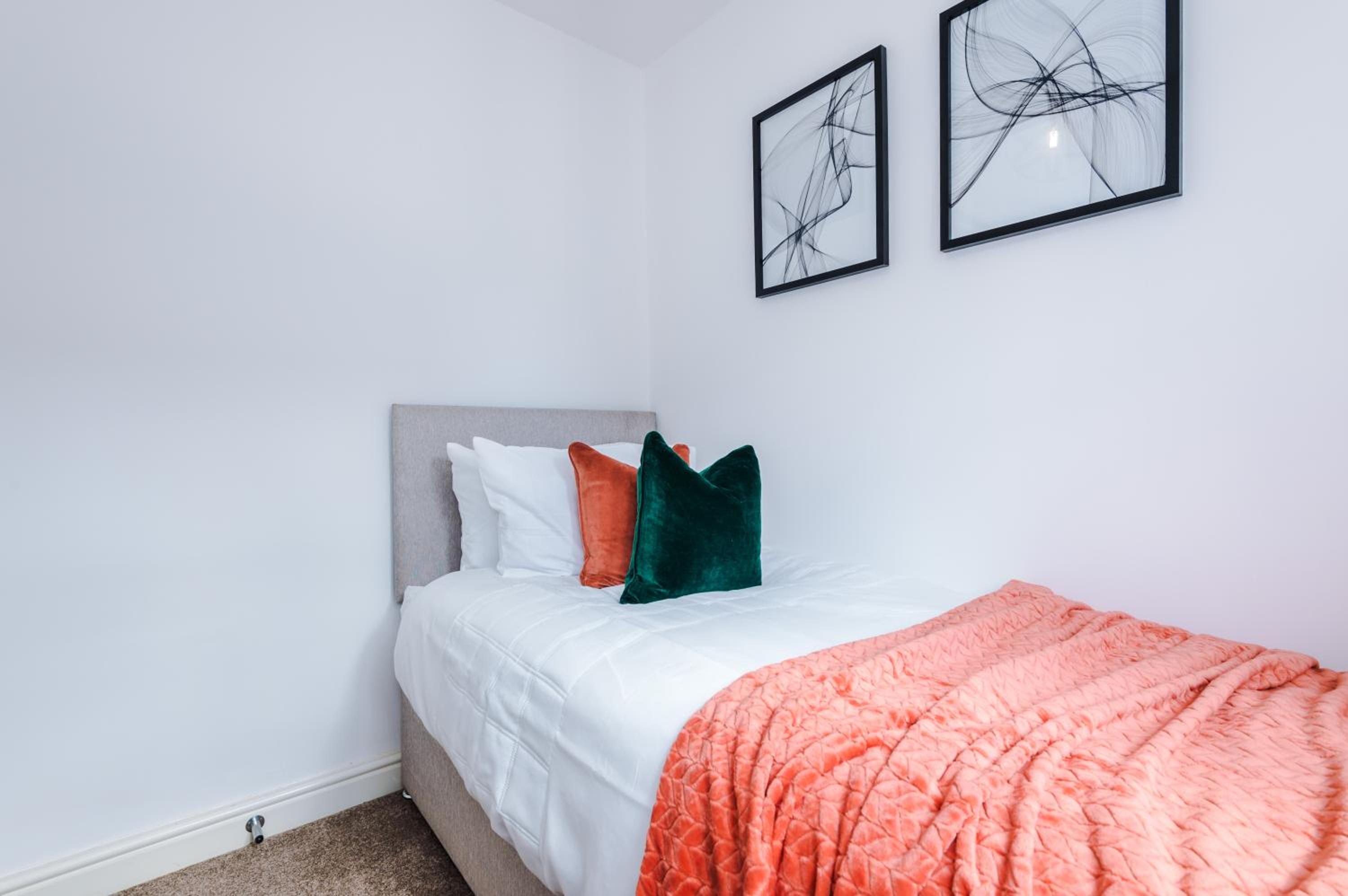 Five-Bedroom House photo 1