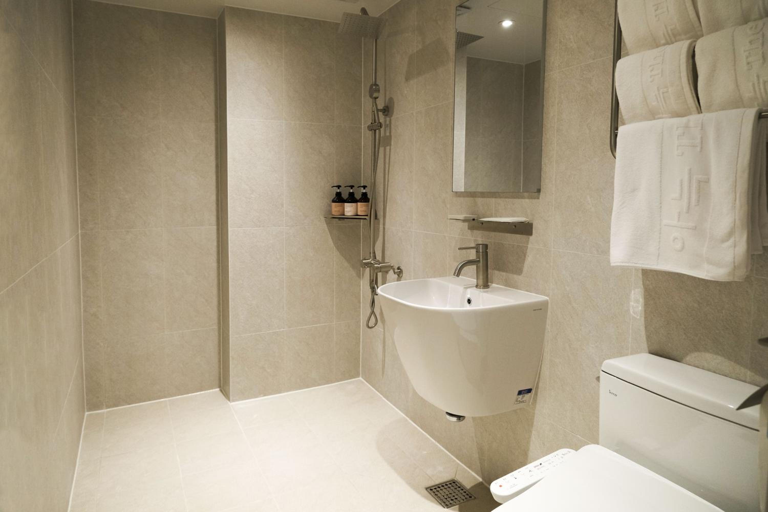 Standard Double Room with Speaker - Photo 9