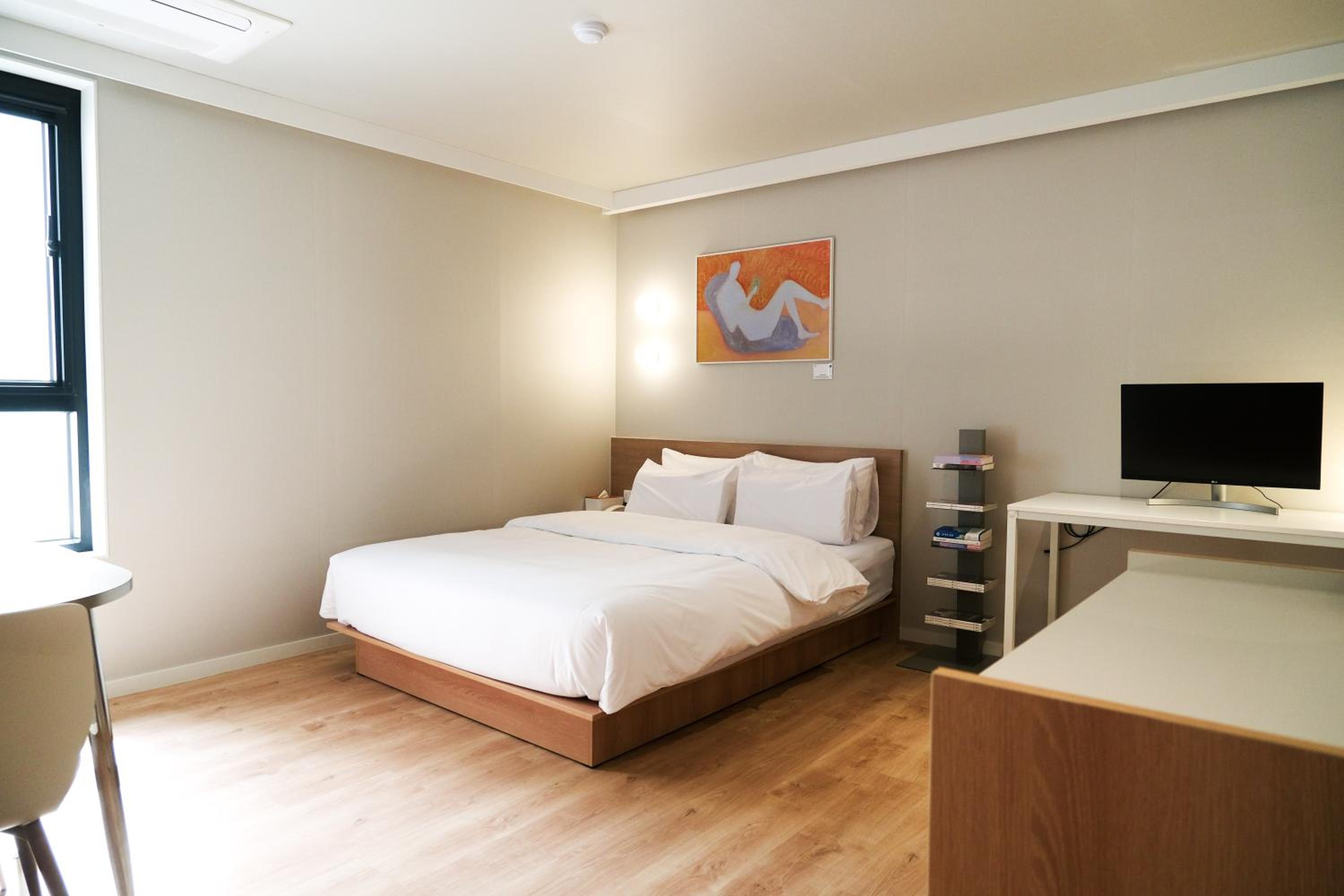 Deluxe Double Room with Speaker & Book photo 1