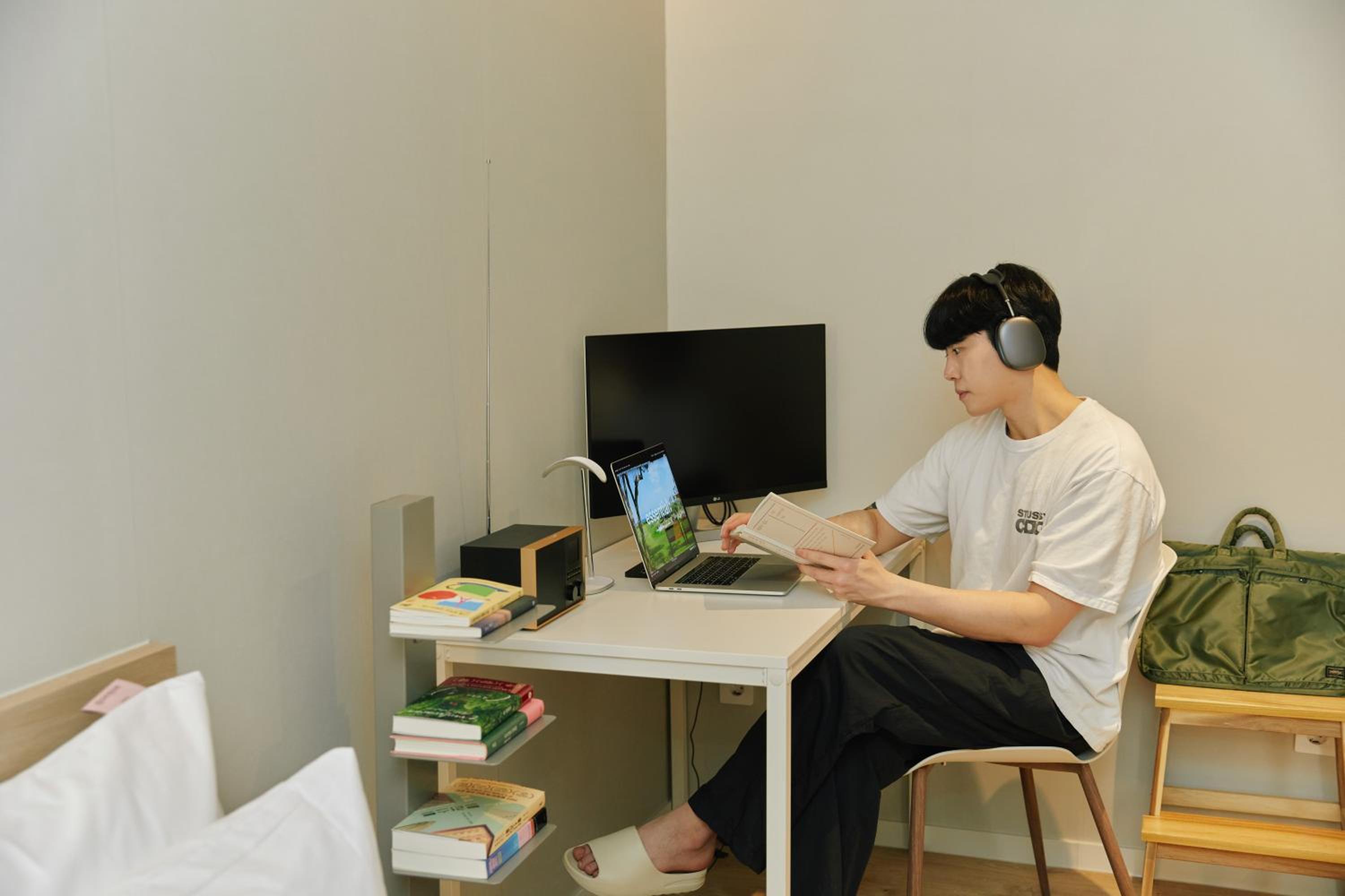 Deluxe Double Room with Speaker & Book photo 2