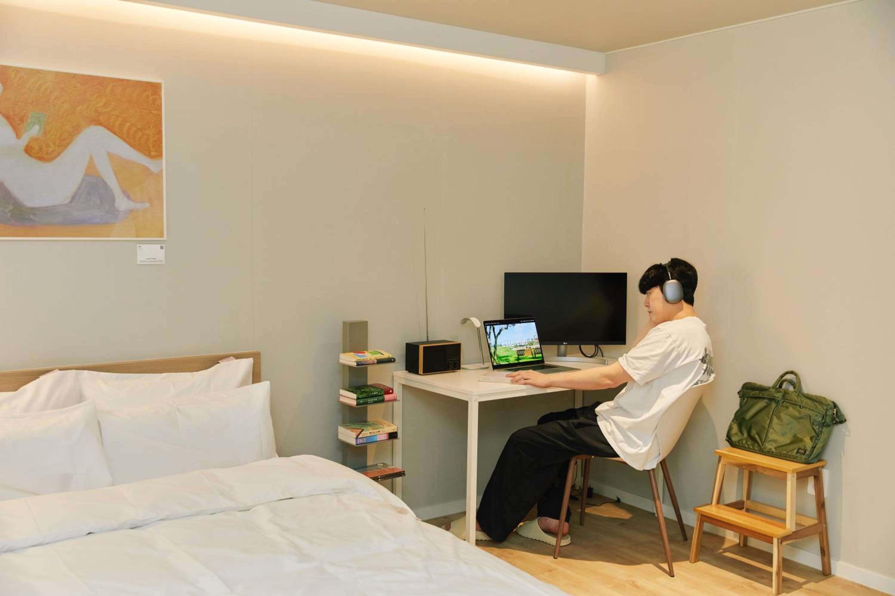 Deluxe Double Room with Speaker & Book photo 3
