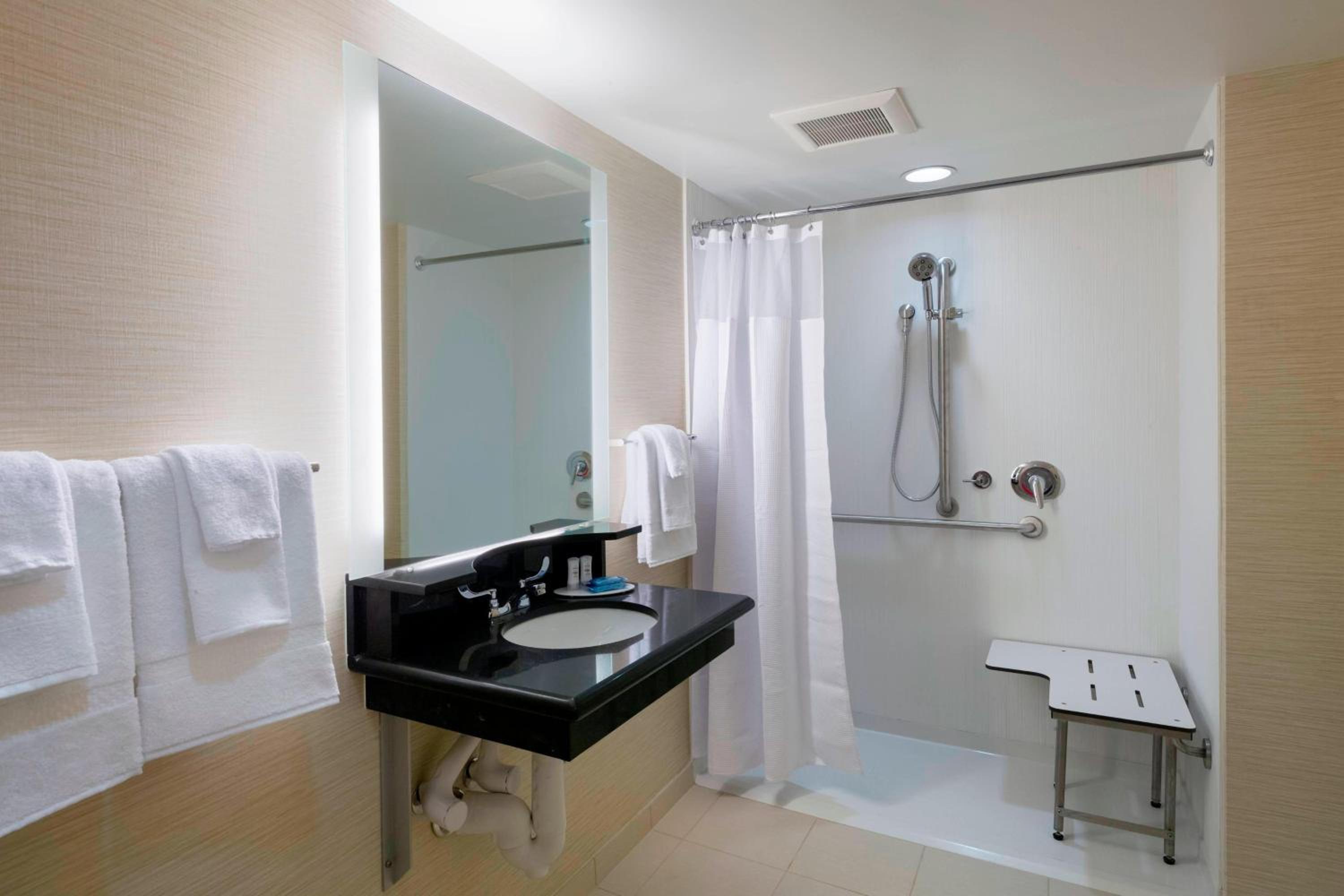 Standard Double Queen Room - Photo 3