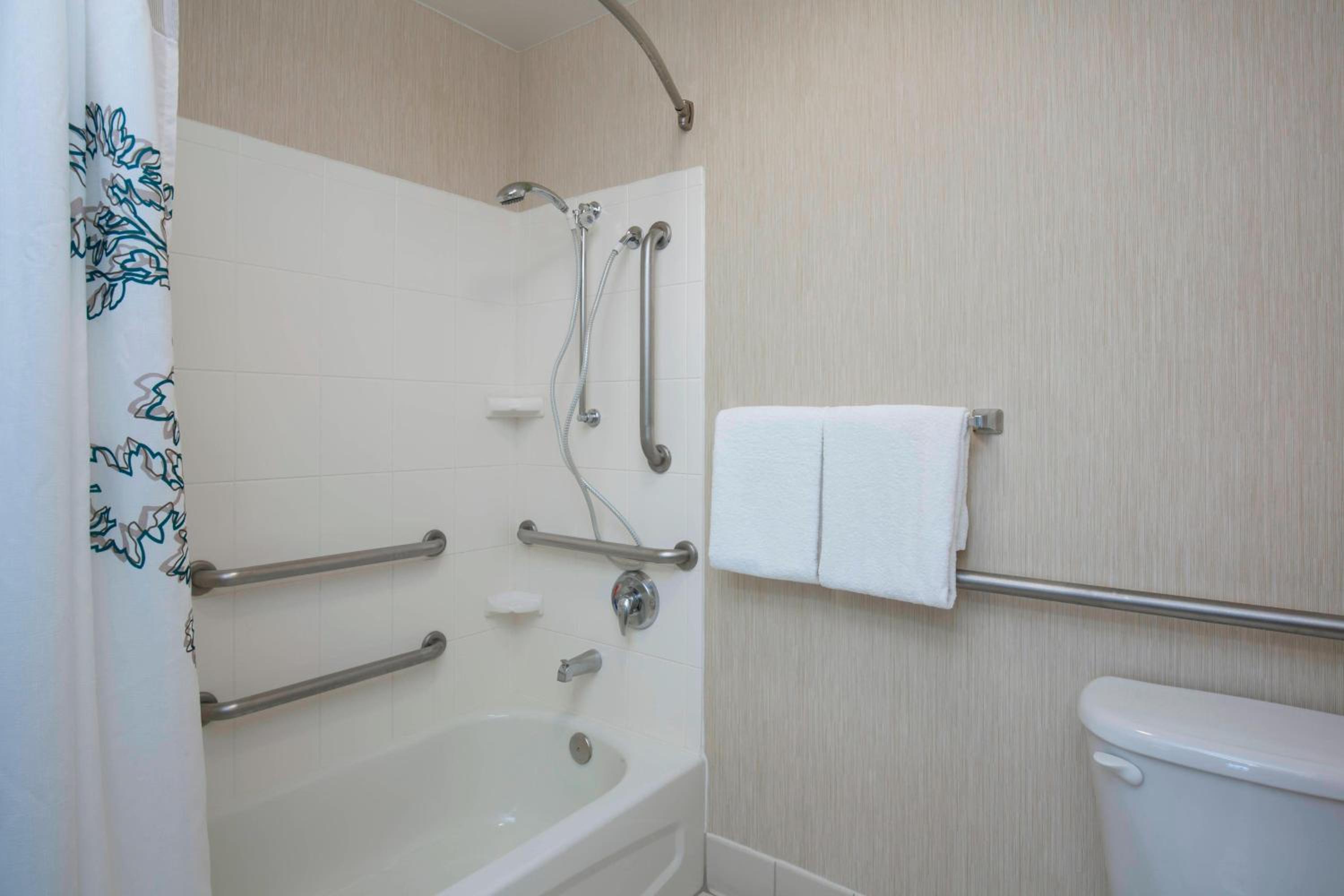 One-Bedroom Queen Suite - Photo 2