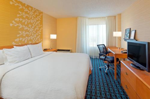 King Room with Mountain View and Adapted Tub - Mobility Accessible photo 1