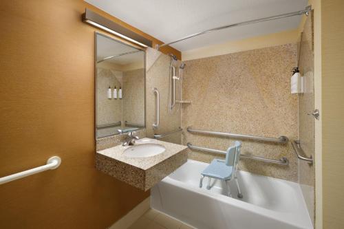 King Room with Mountain View and Adapted Tub - Mobility Accessible photo 3