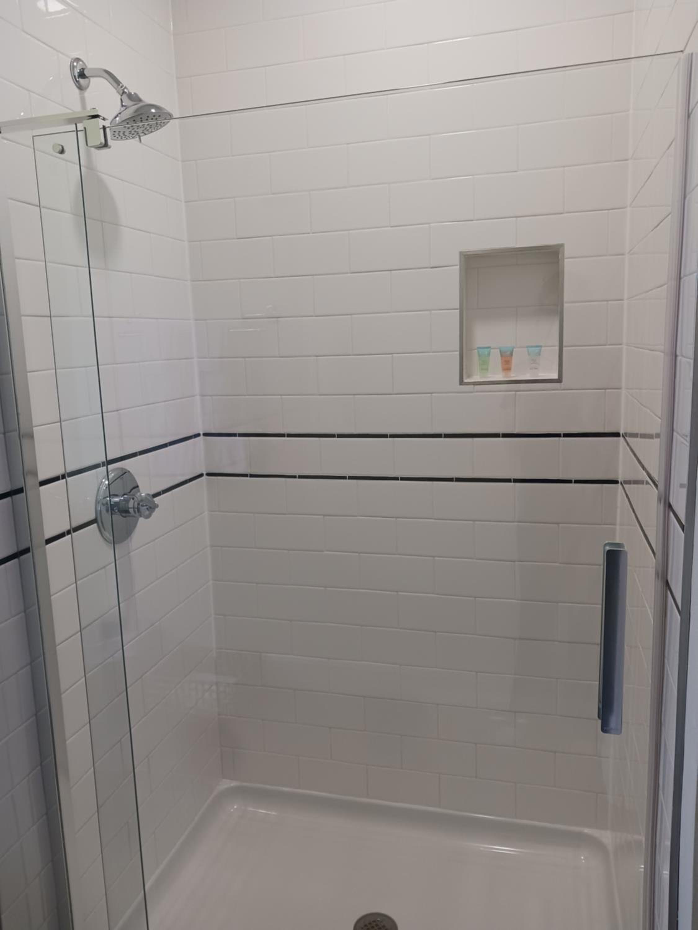 Deluxe Queen Suite - Photo 4