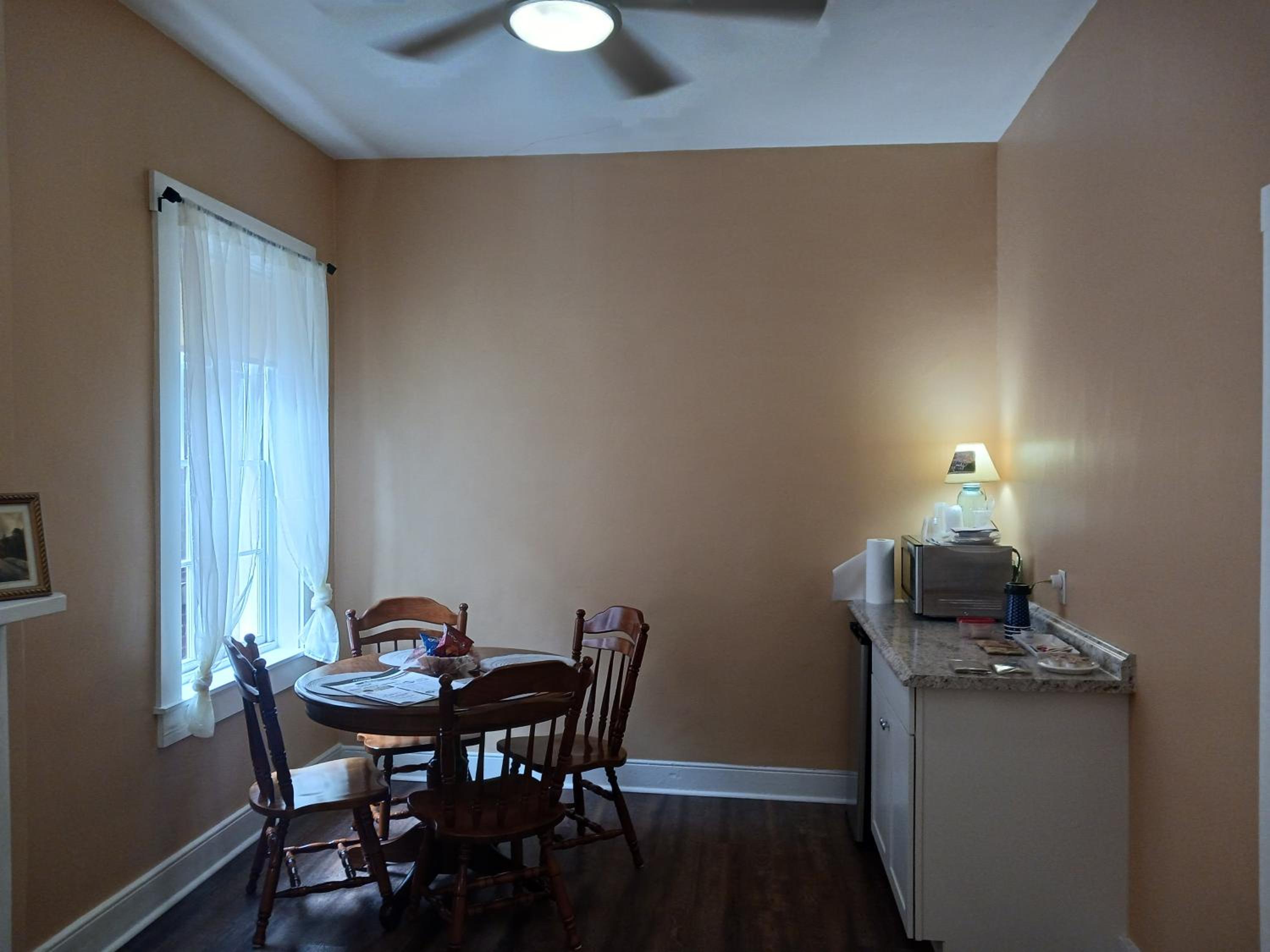 Deluxe Queen Suite - Photo 3