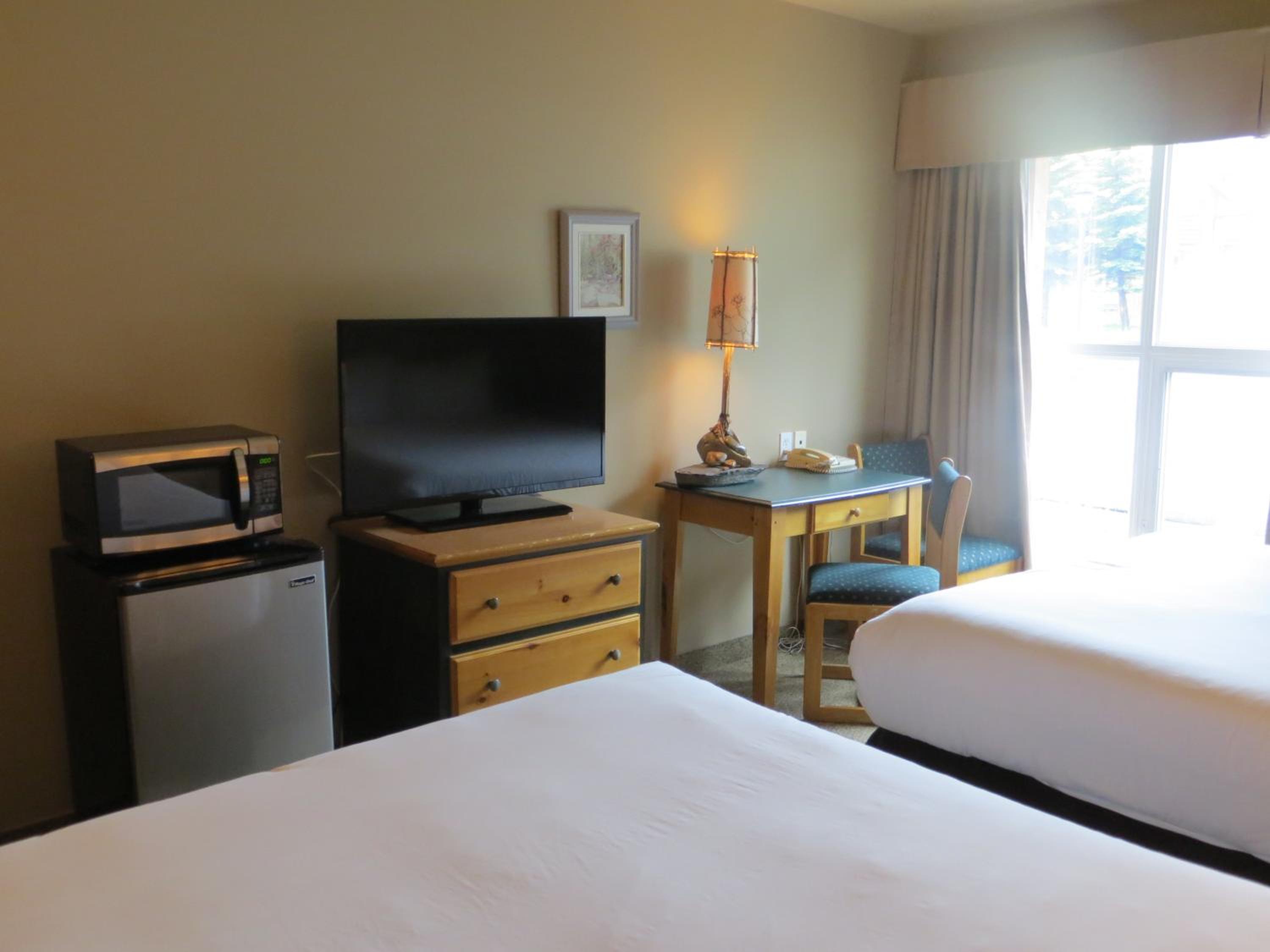 Queen Room with Two Queen Beds - Photo 17