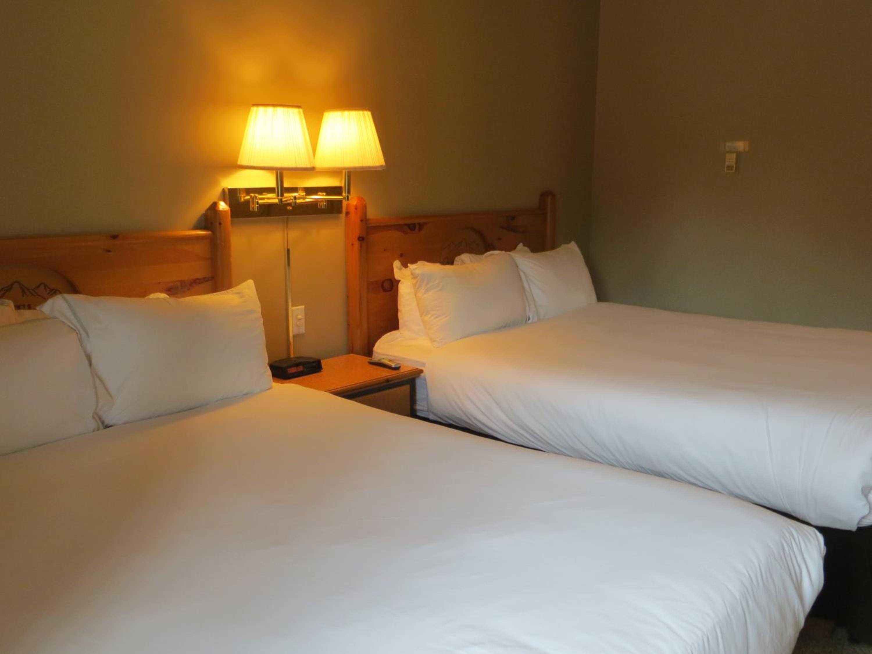 Queen Room with Two Queen Beds - Photo 4