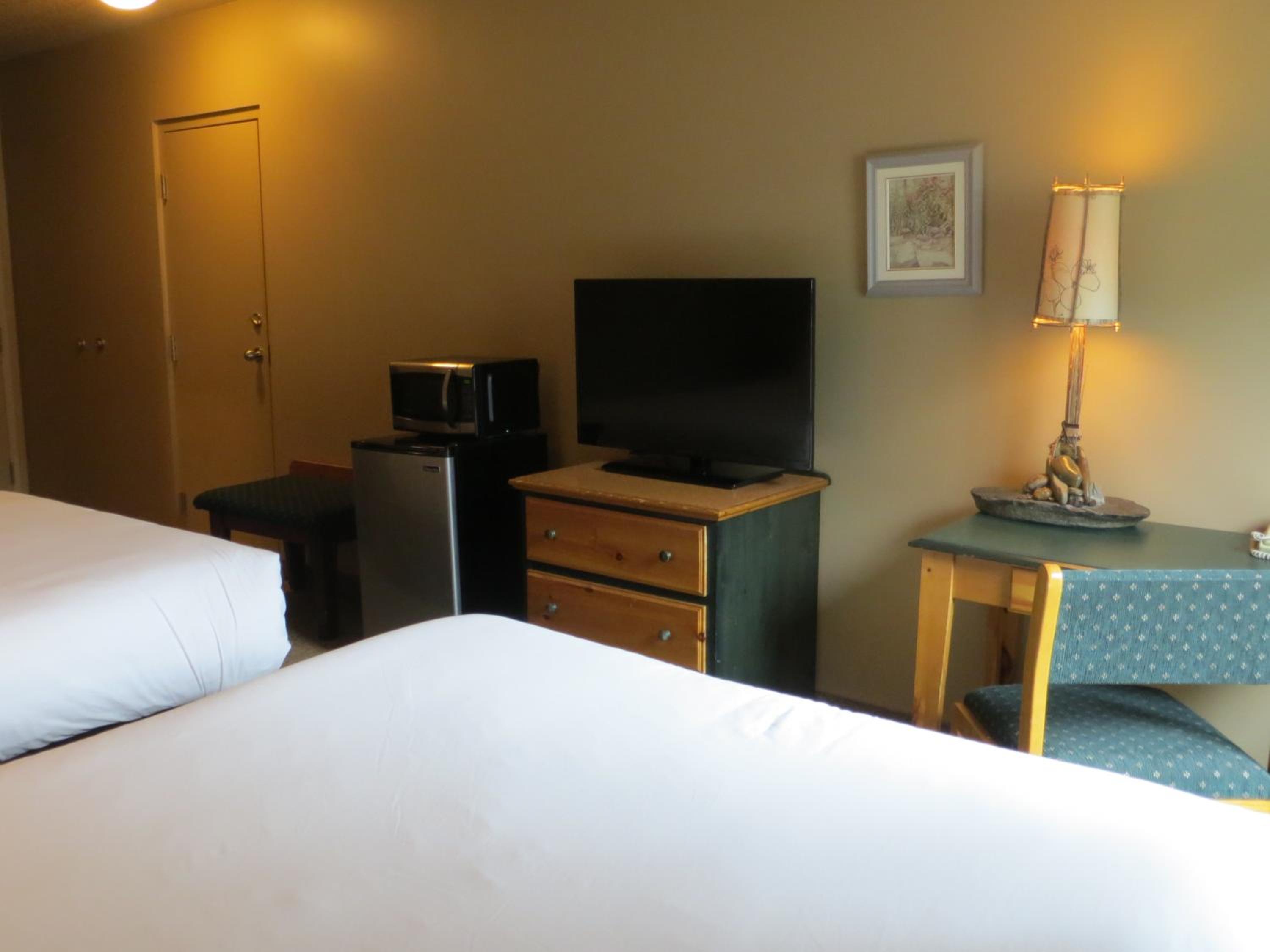 Queen Room with Two Queen Beds - Photo 3