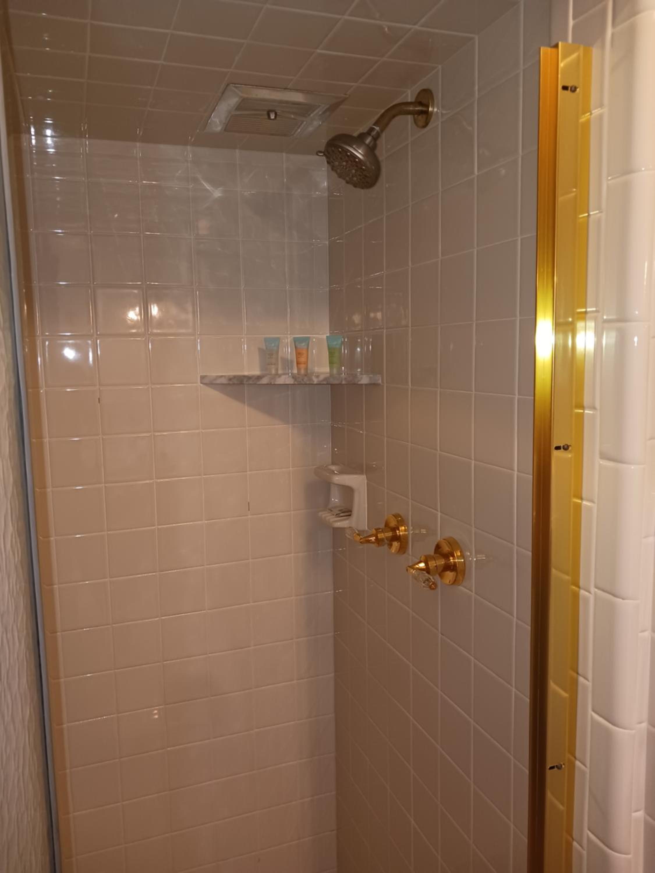 Queen Suite - Photo 4