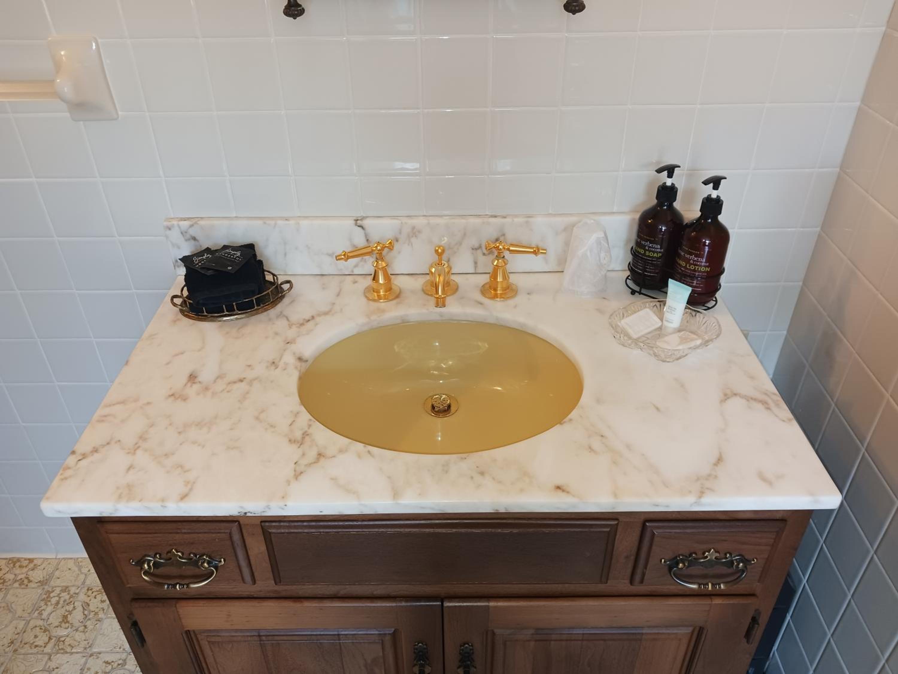 Queen Suite - Photo 3