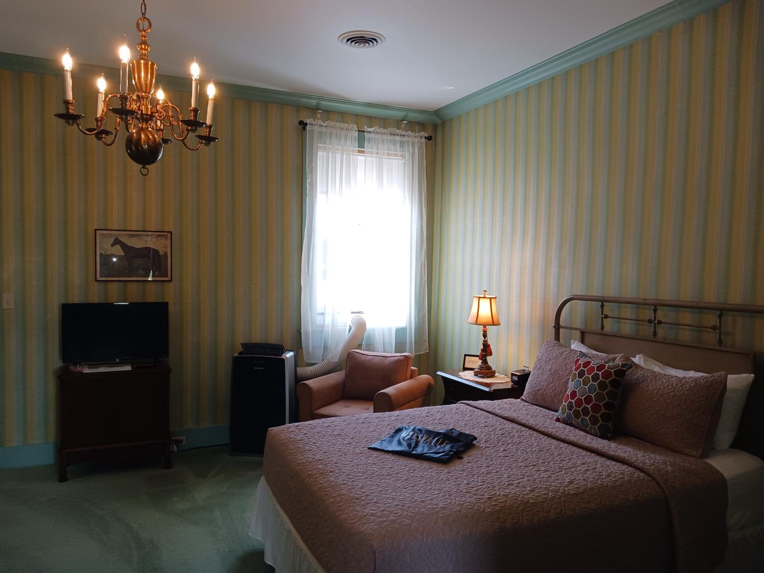 Queen Suite - Photo 1