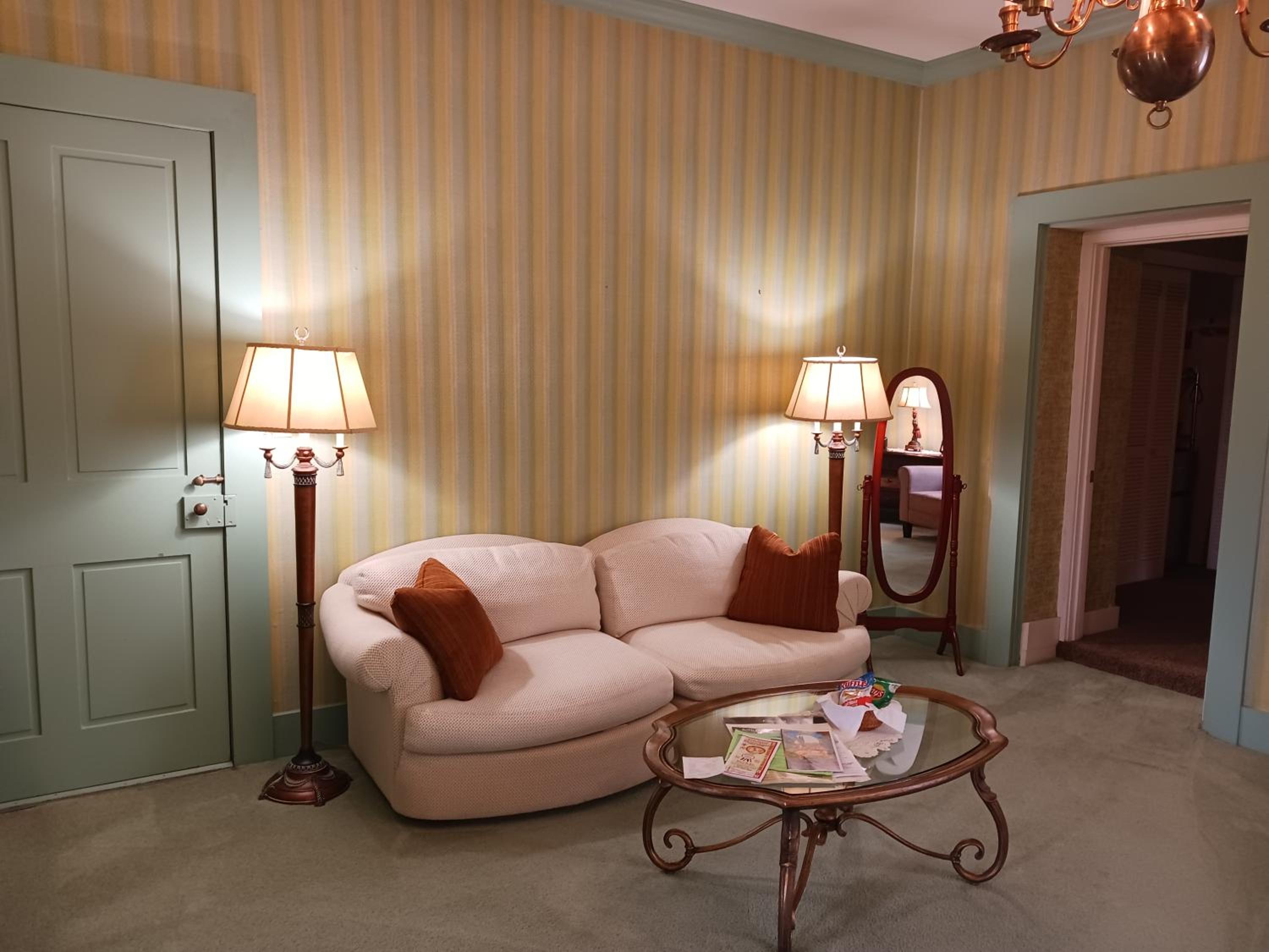 Queen Suite - Photo 5