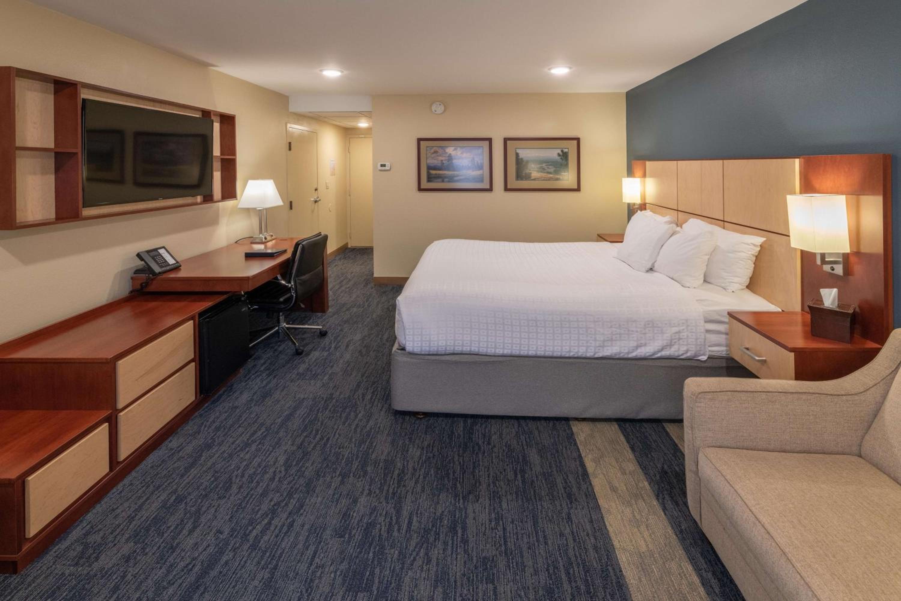 King Room with Roll-in Shower - Disability Access/Non-Smoking - Photo 2